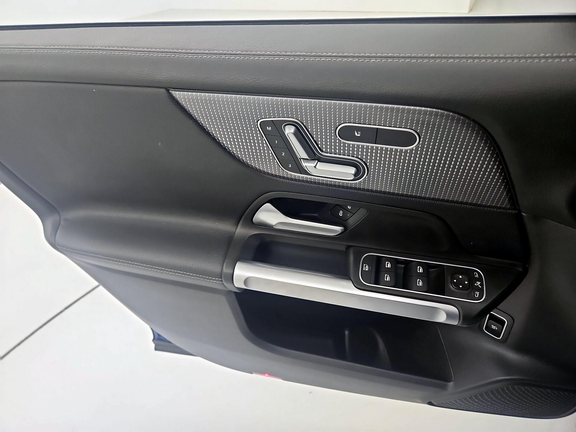 Thumbnail: 2021 Mercedes-Benz GLB - 12