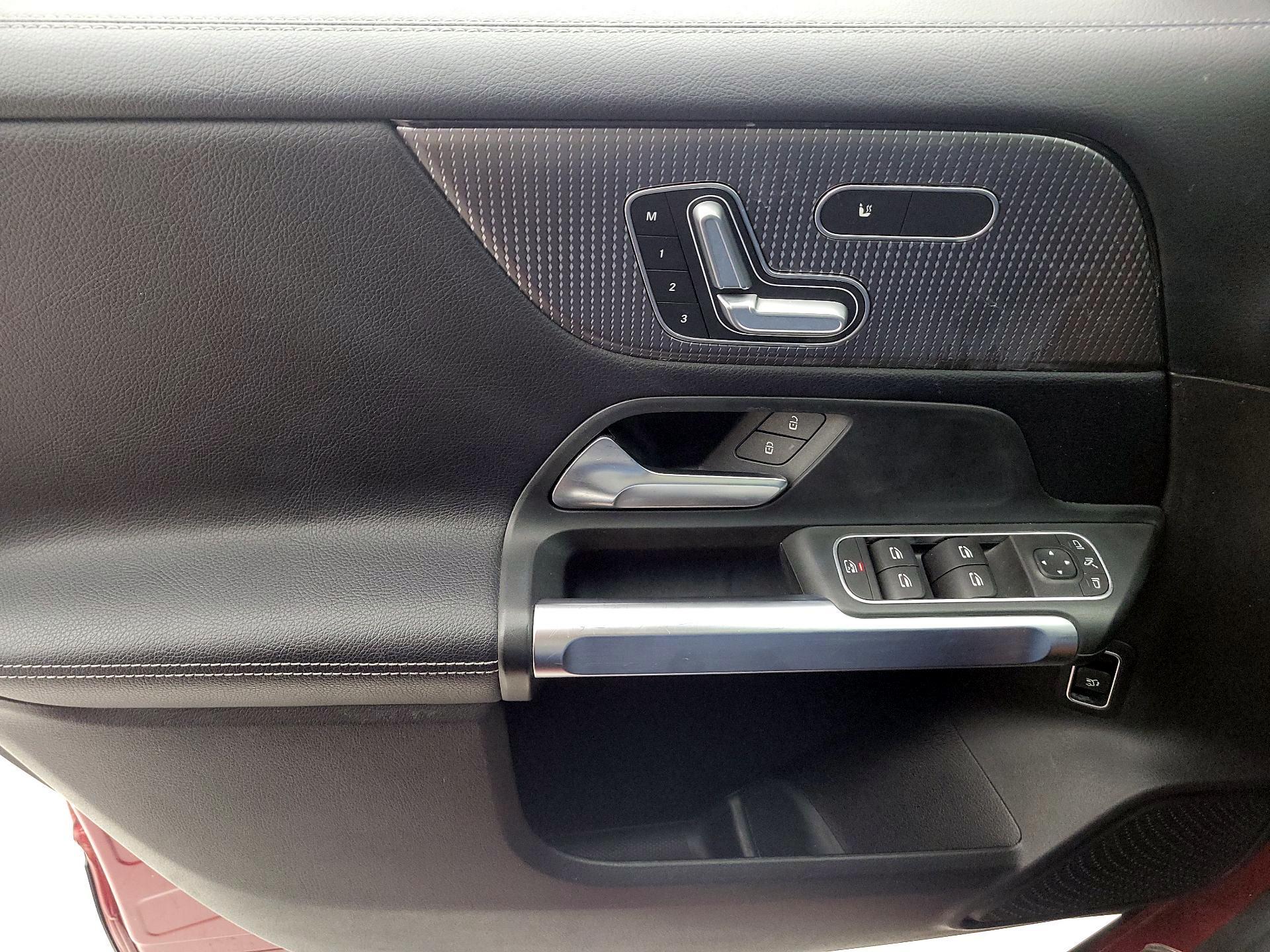 Thumbnail: 2020 Mercedes-Benz GLB - 12