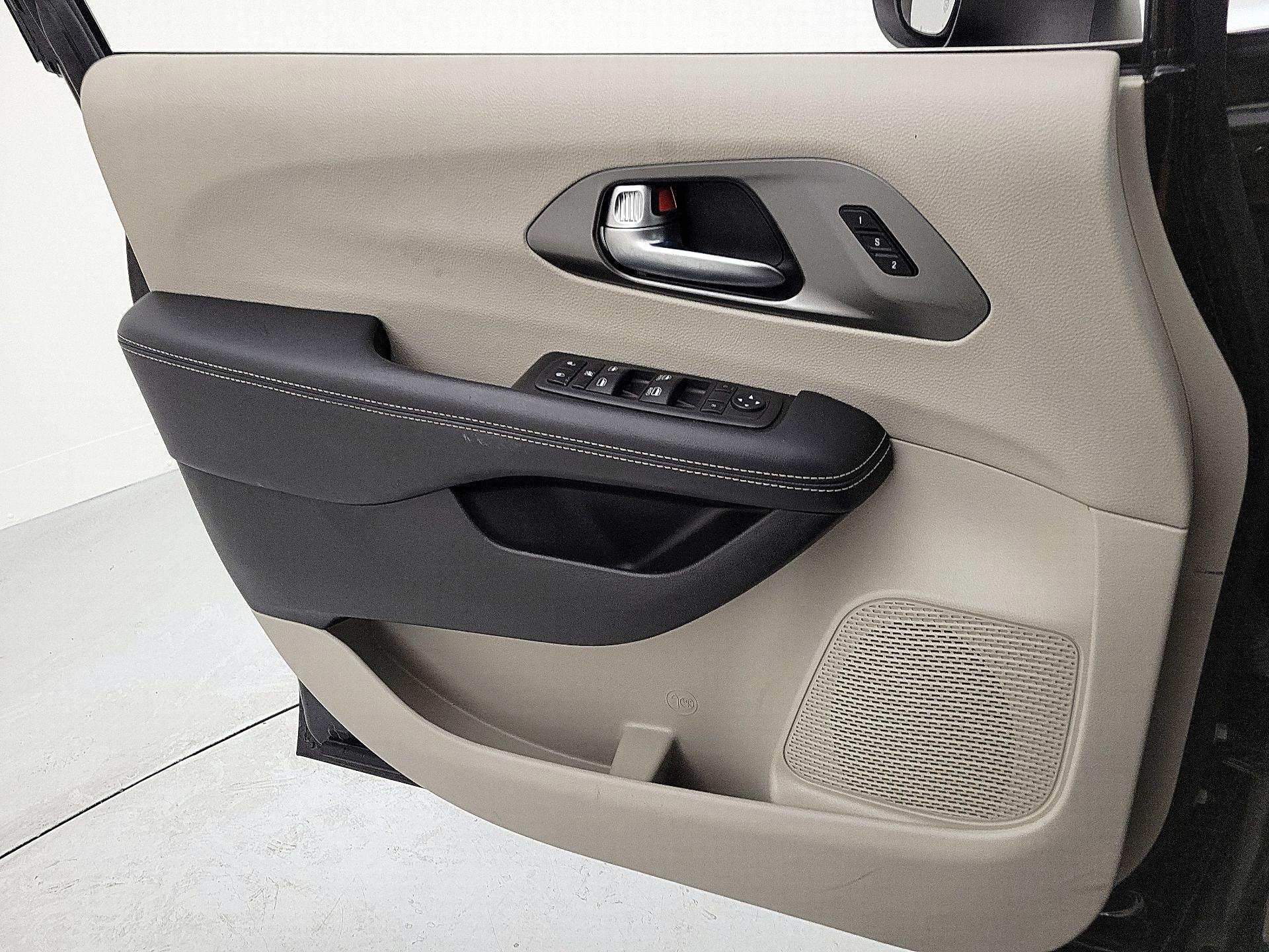 Thumbnail: 2023 Chrysler Pacifica - 12