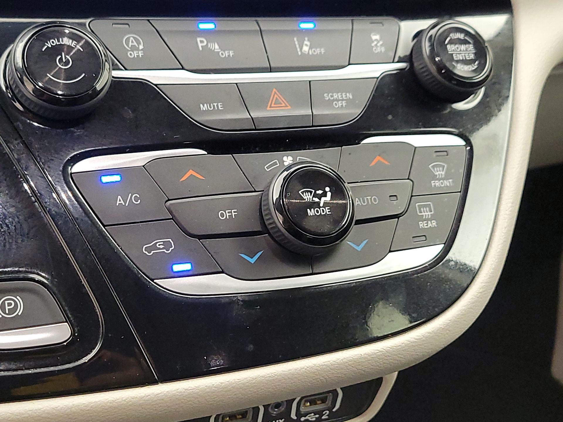 Thumbnail: 2023 Chrysler Pacifica - 16