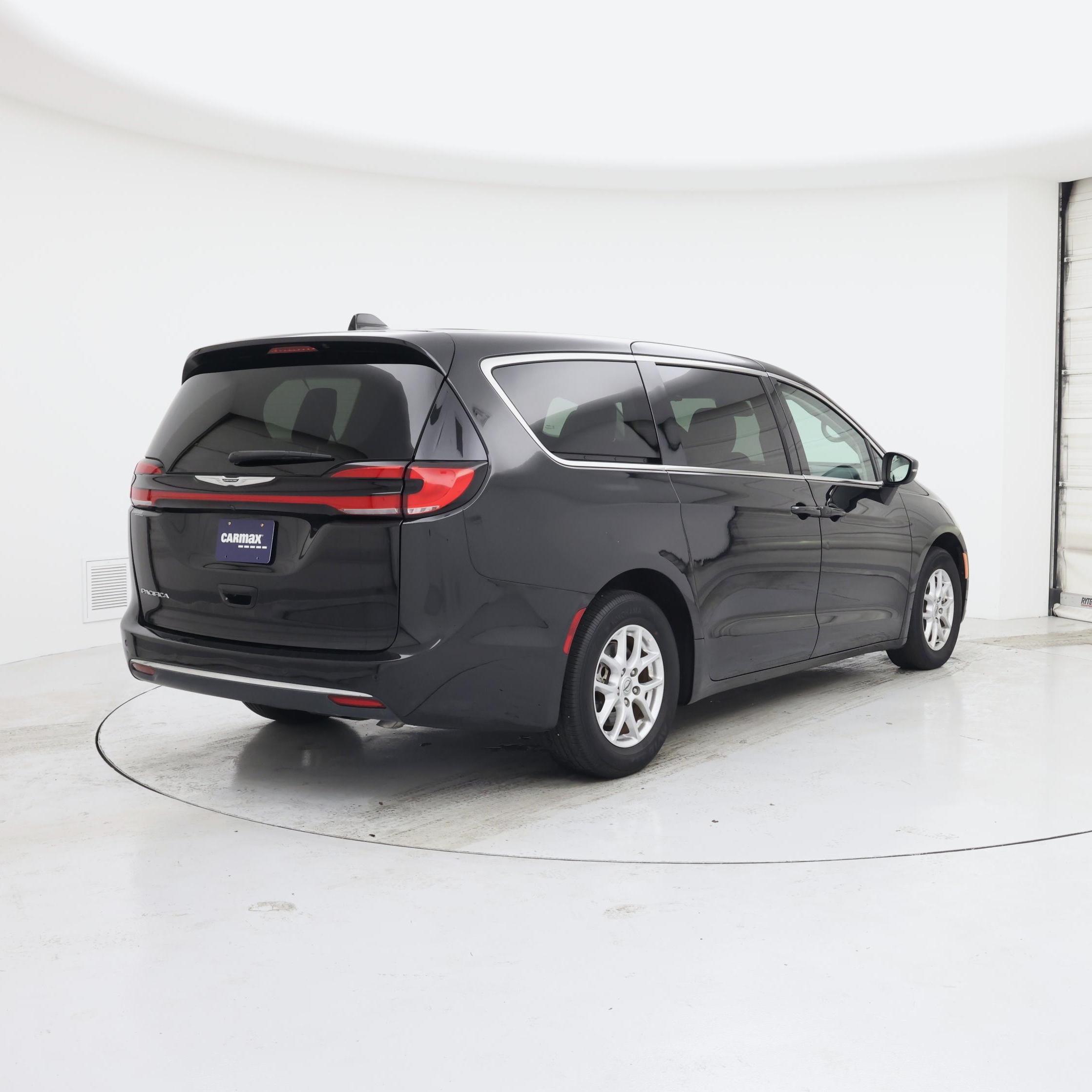 Thumbnail: 2023 Chrysler Pacifica - 8