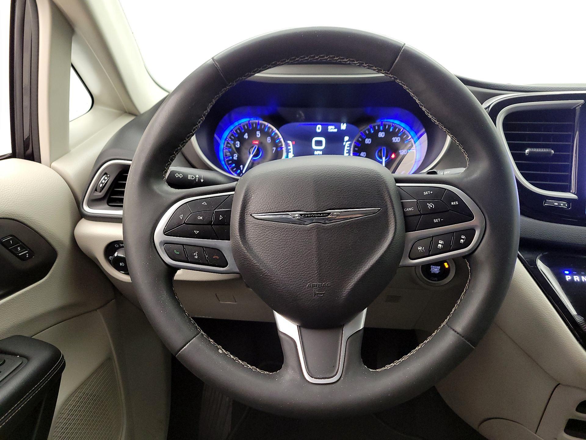 Thumbnail: 2023 Chrysler Pacifica - 10