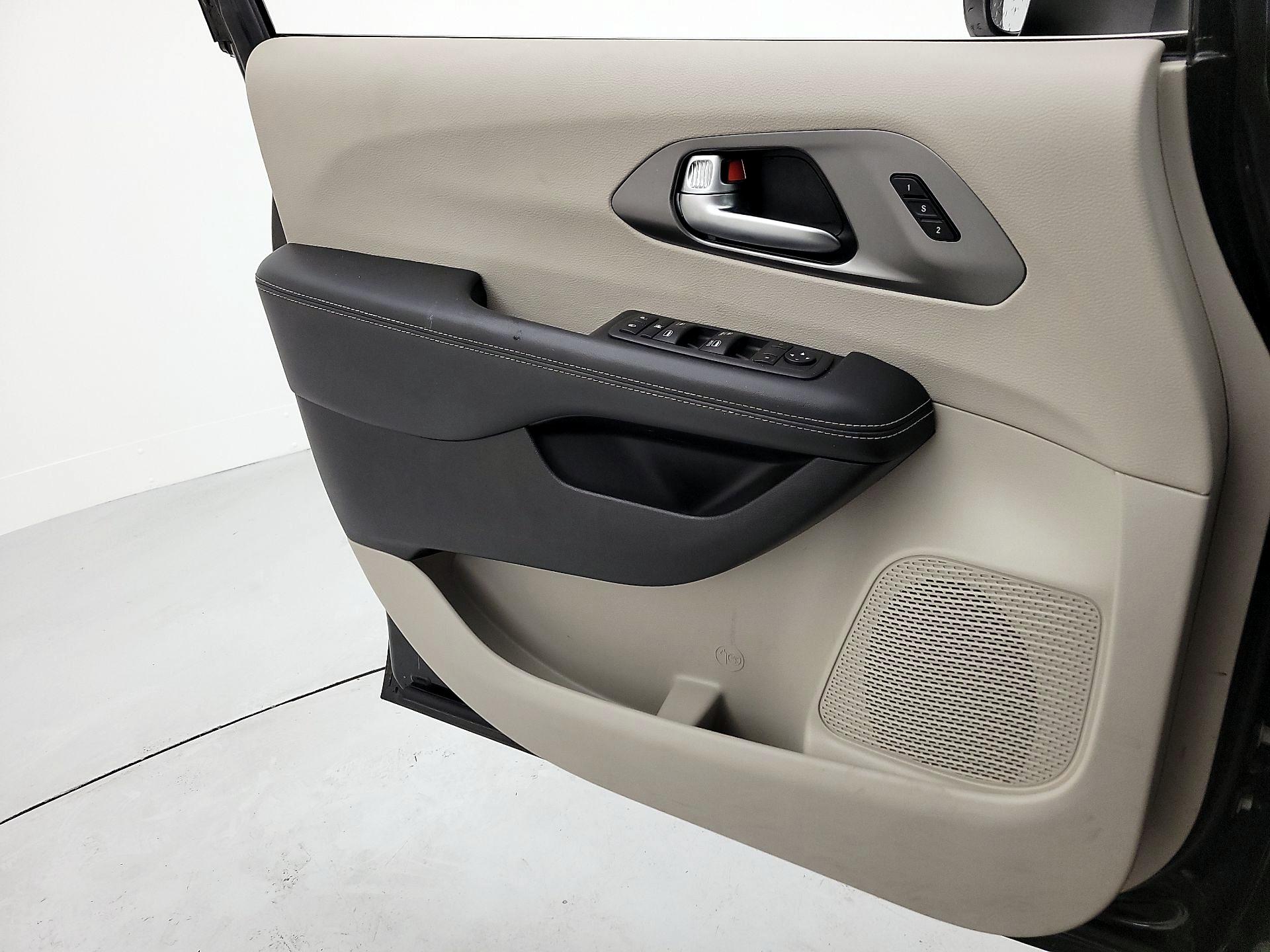 Thumbnail: 2023 Chrysler Pacifica - 12