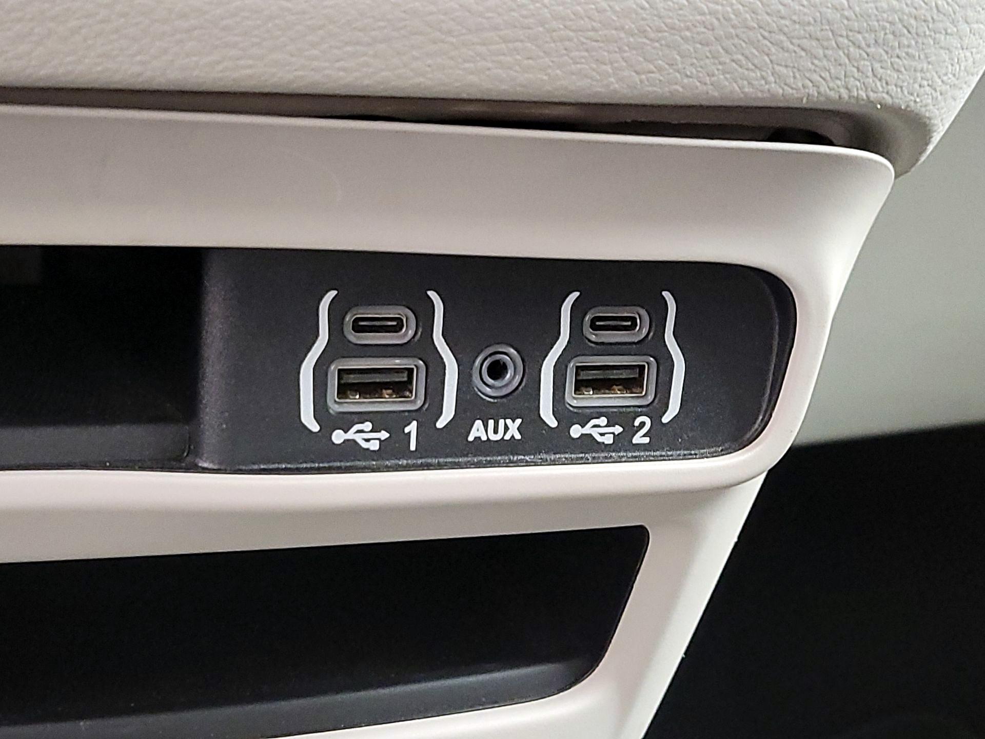 Thumbnail: 2023 Chrysler Pacifica - 18