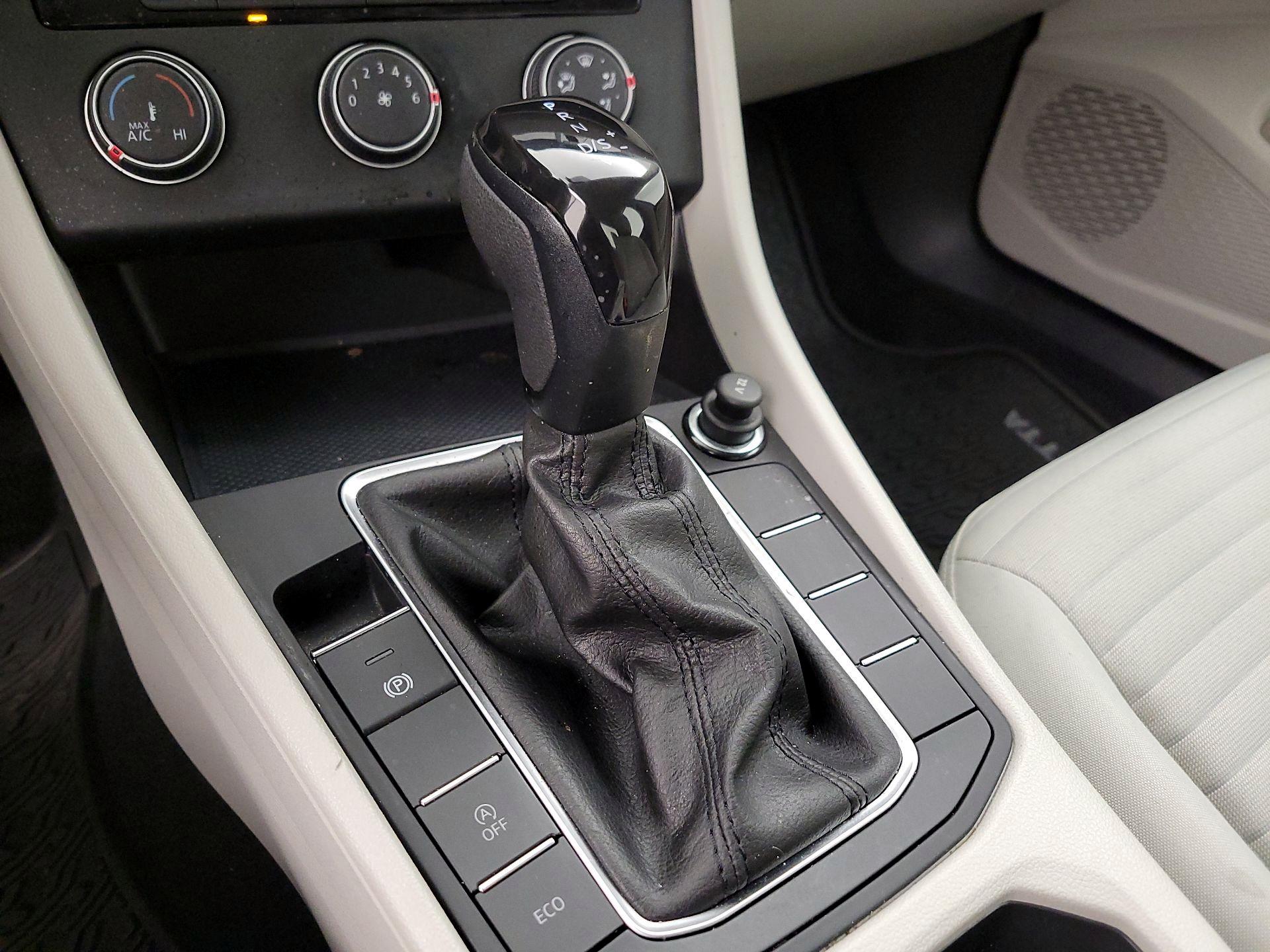 Thumbnail: 2023 Volkswagen Jetta - 16