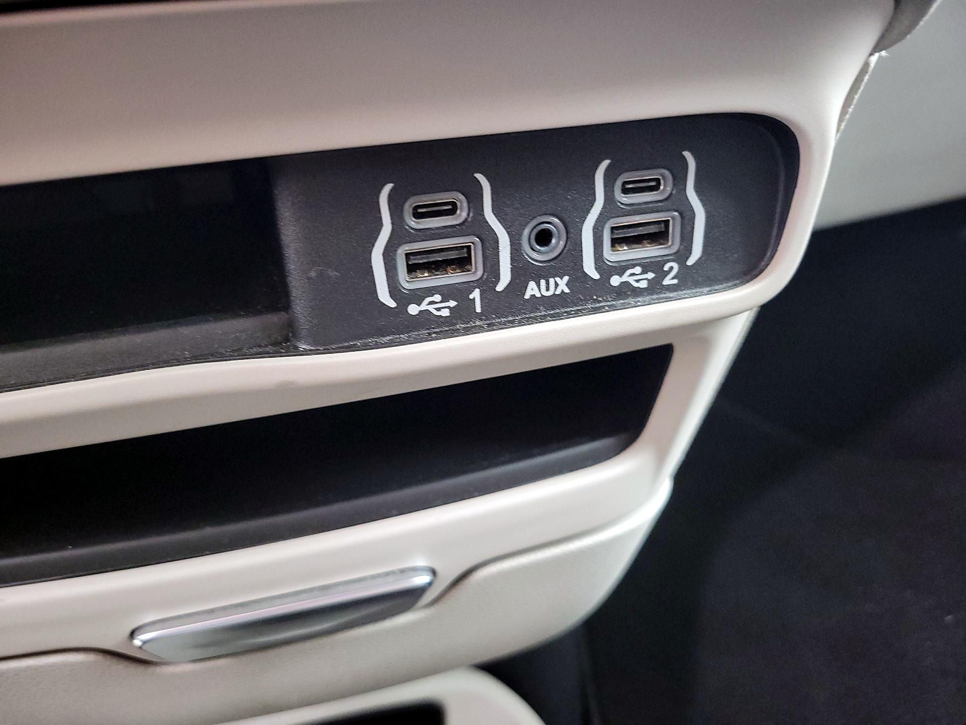 Thumbnail: 2023 Chrysler Pacifica - 18