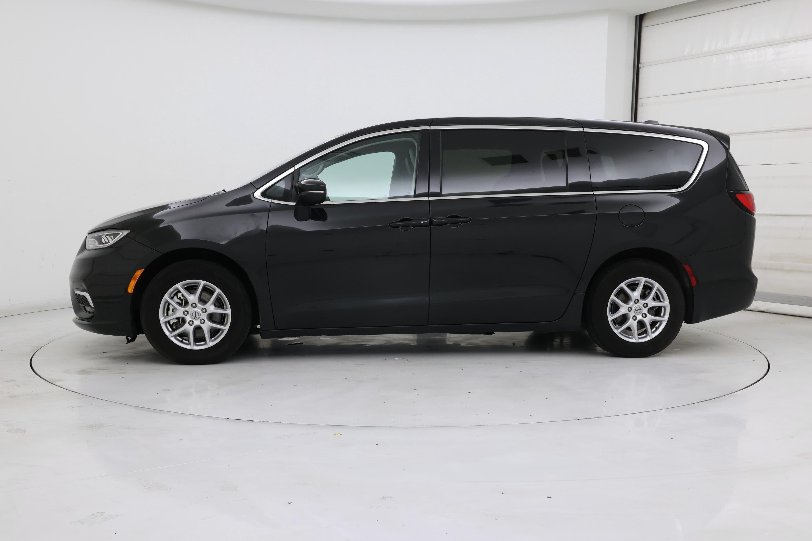 Thumbnail: 2023 Chrysler Pacifica - 3