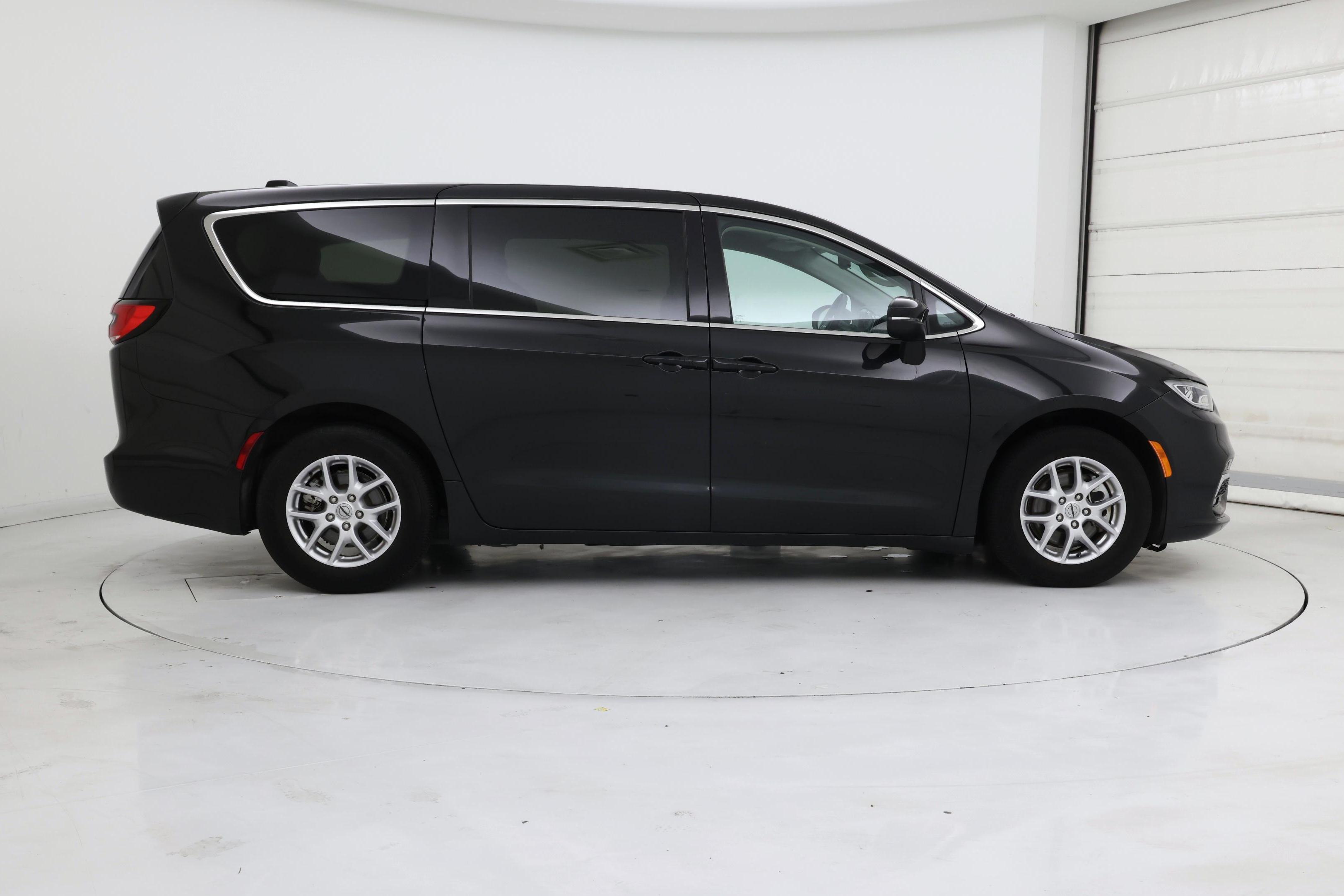 Thumbnail: 2023 Chrysler Pacifica - 7