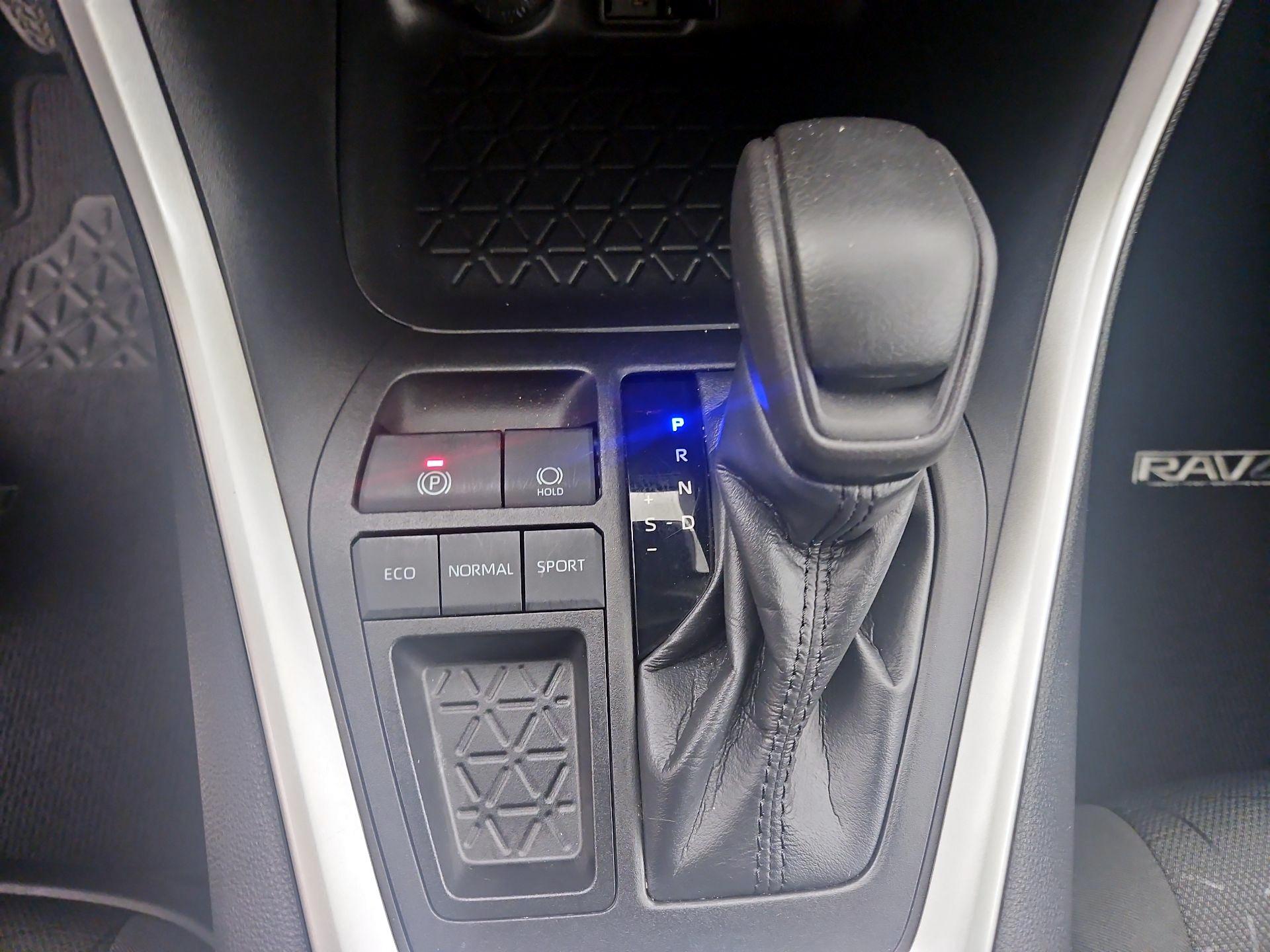 Thumbnail: 2022 Toyota RAV4 - 17