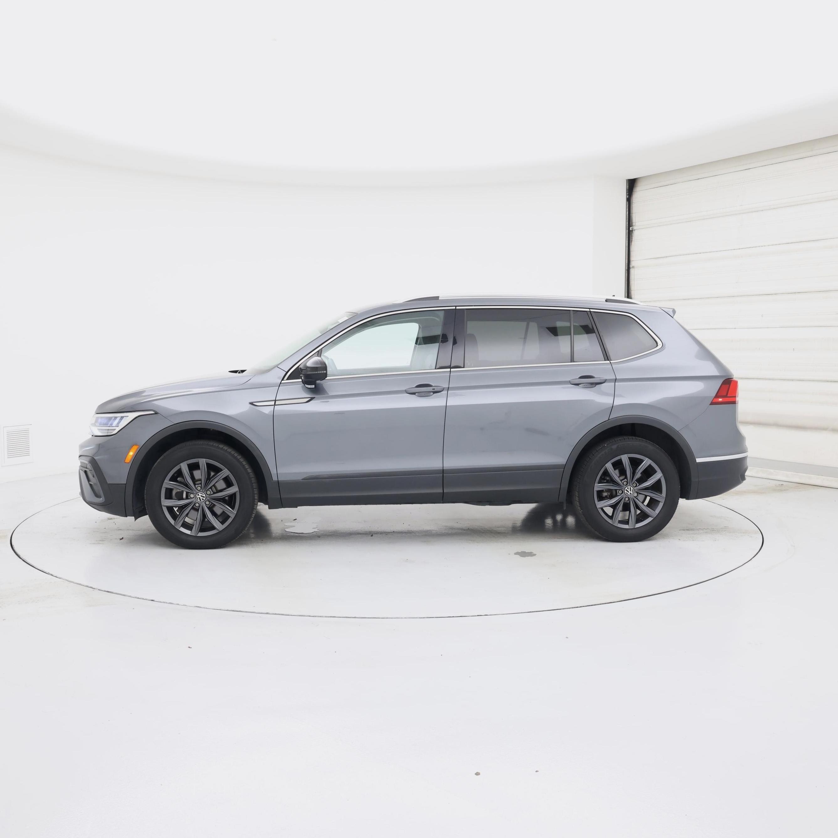 Thumbnail: 2022 Volkswagen Tiguan - 3