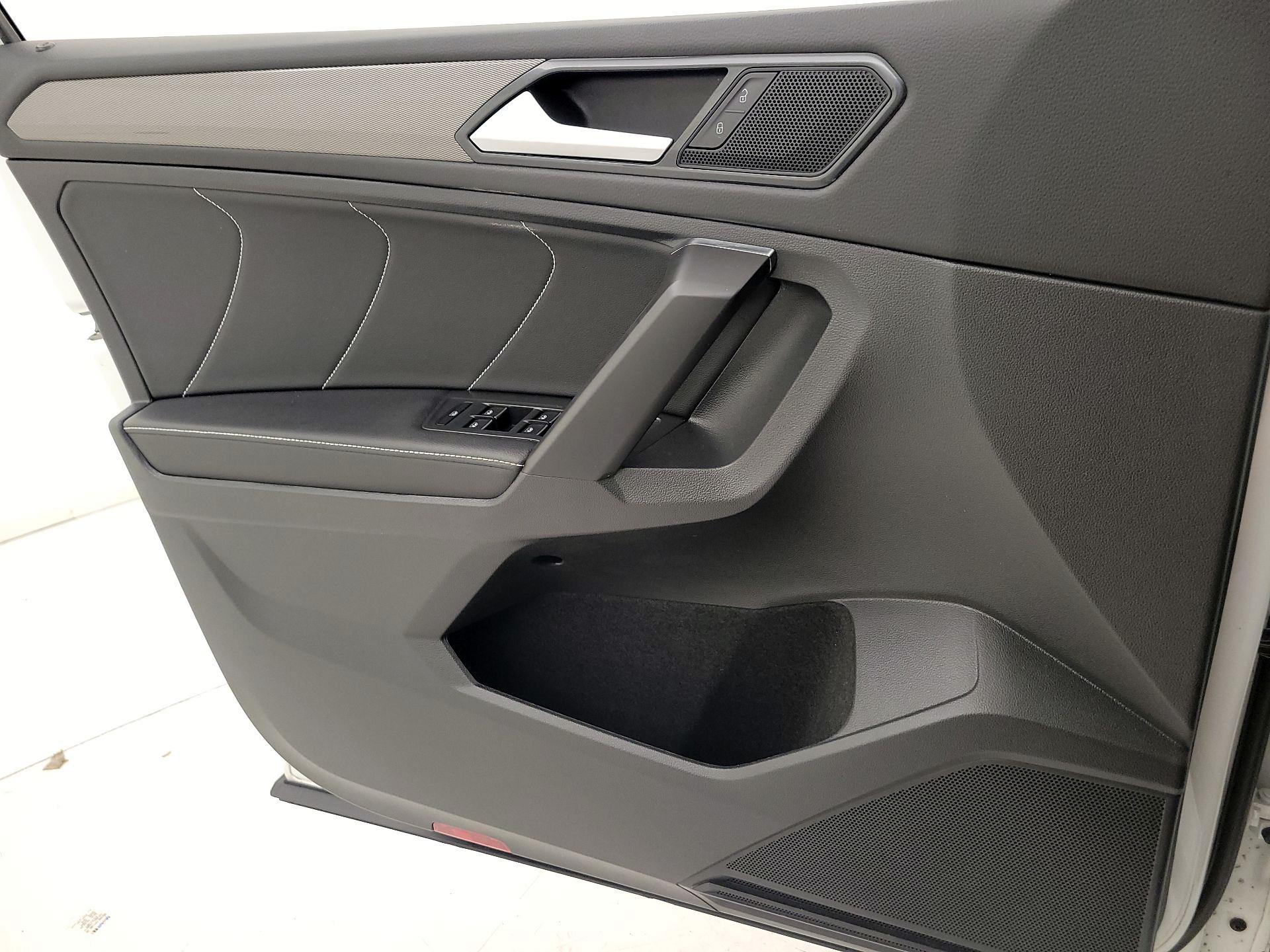 Thumbnail: 2023 Volkswagen Tiguan - 12