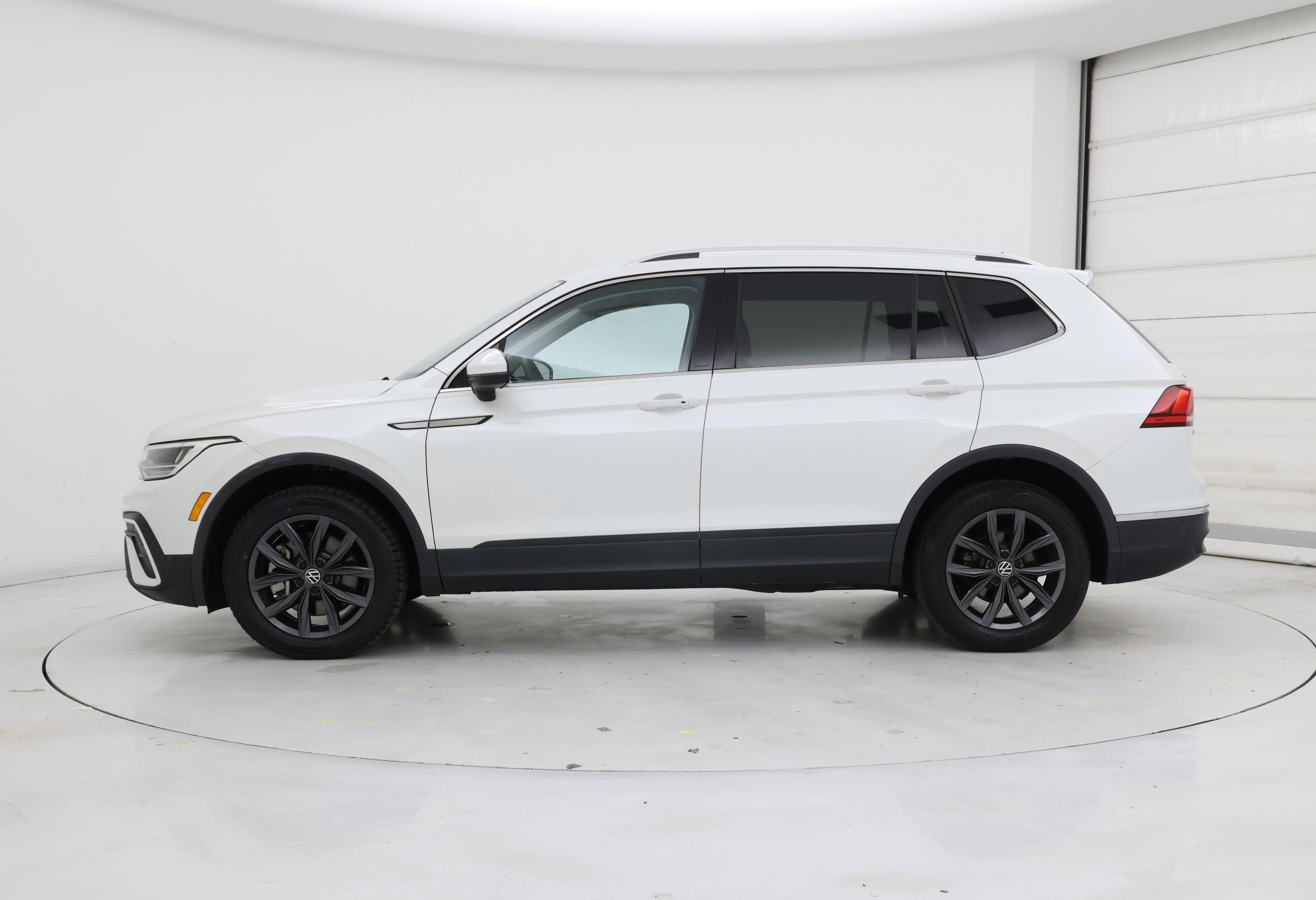 Thumbnail: 2023 Volkswagen Tiguan - 3