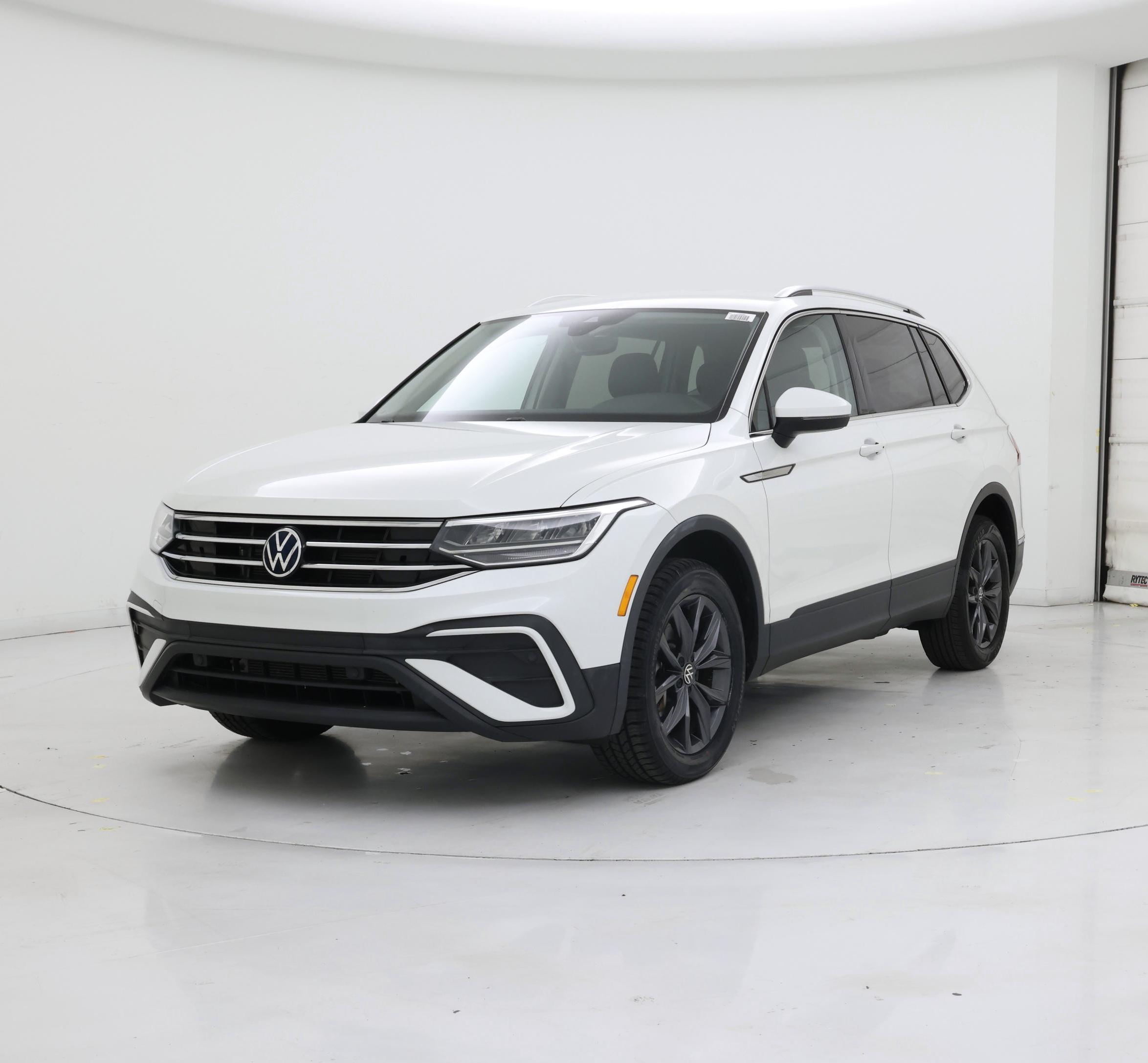 Thumbnail: 2023 Volkswagen Tiguan - 4