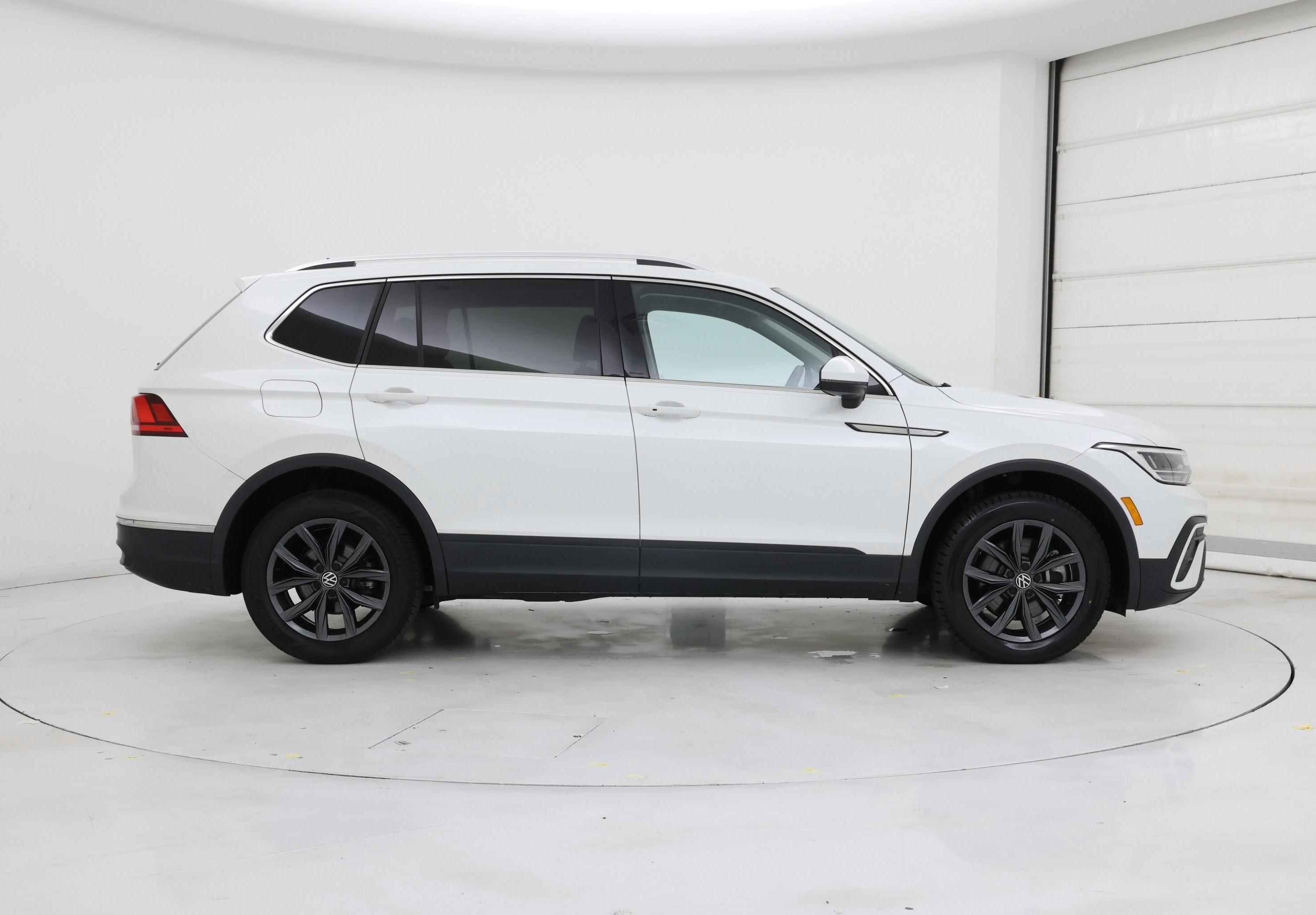 Thumbnail: 2023 Volkswagen Tiguan - 7