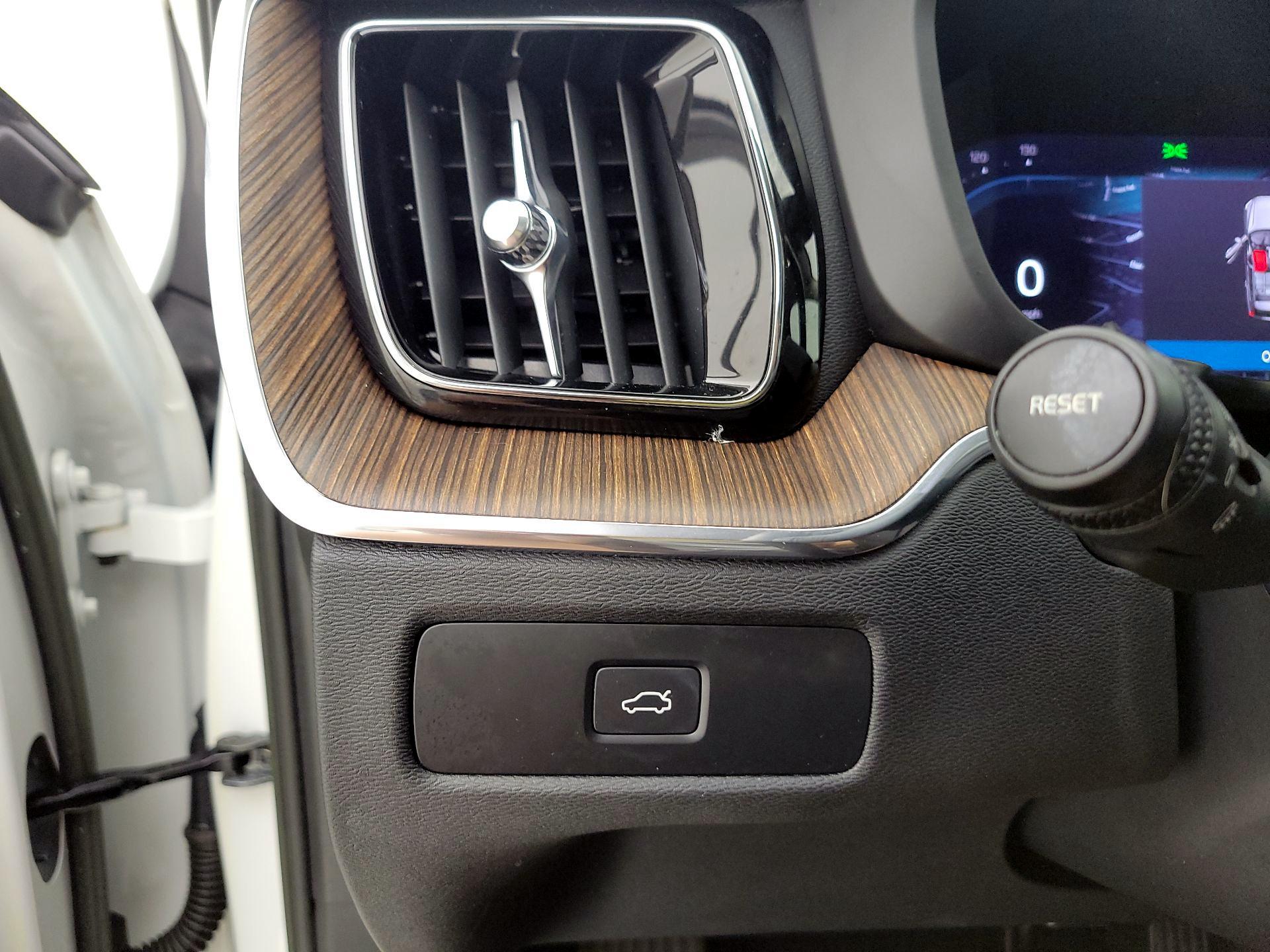 Thumbnail: 2023 Volvo XC60 - 11