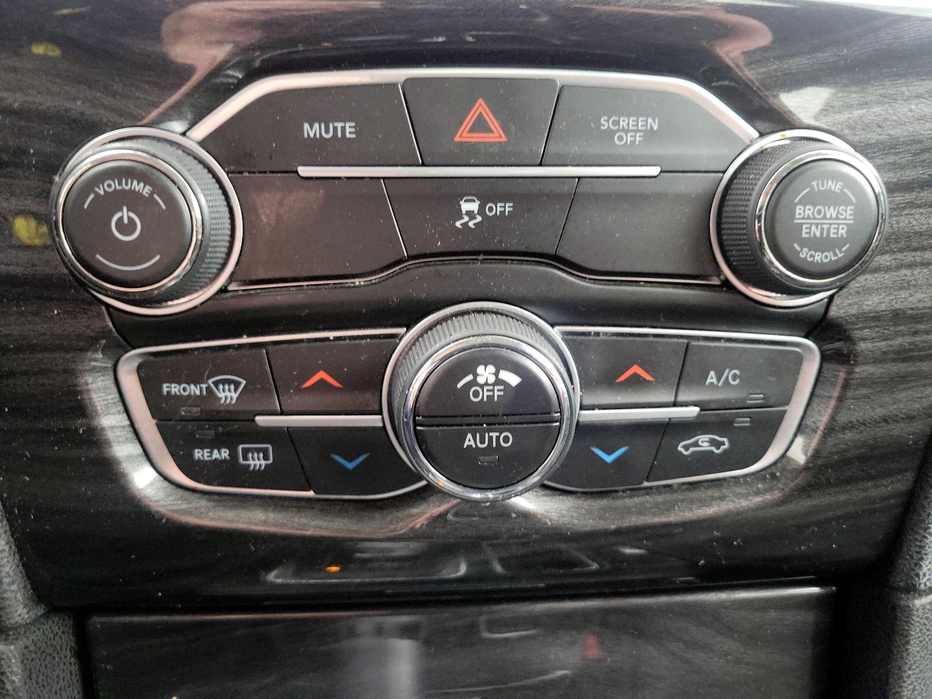 Thumbnail: 2022 Chrysler 300 - 16