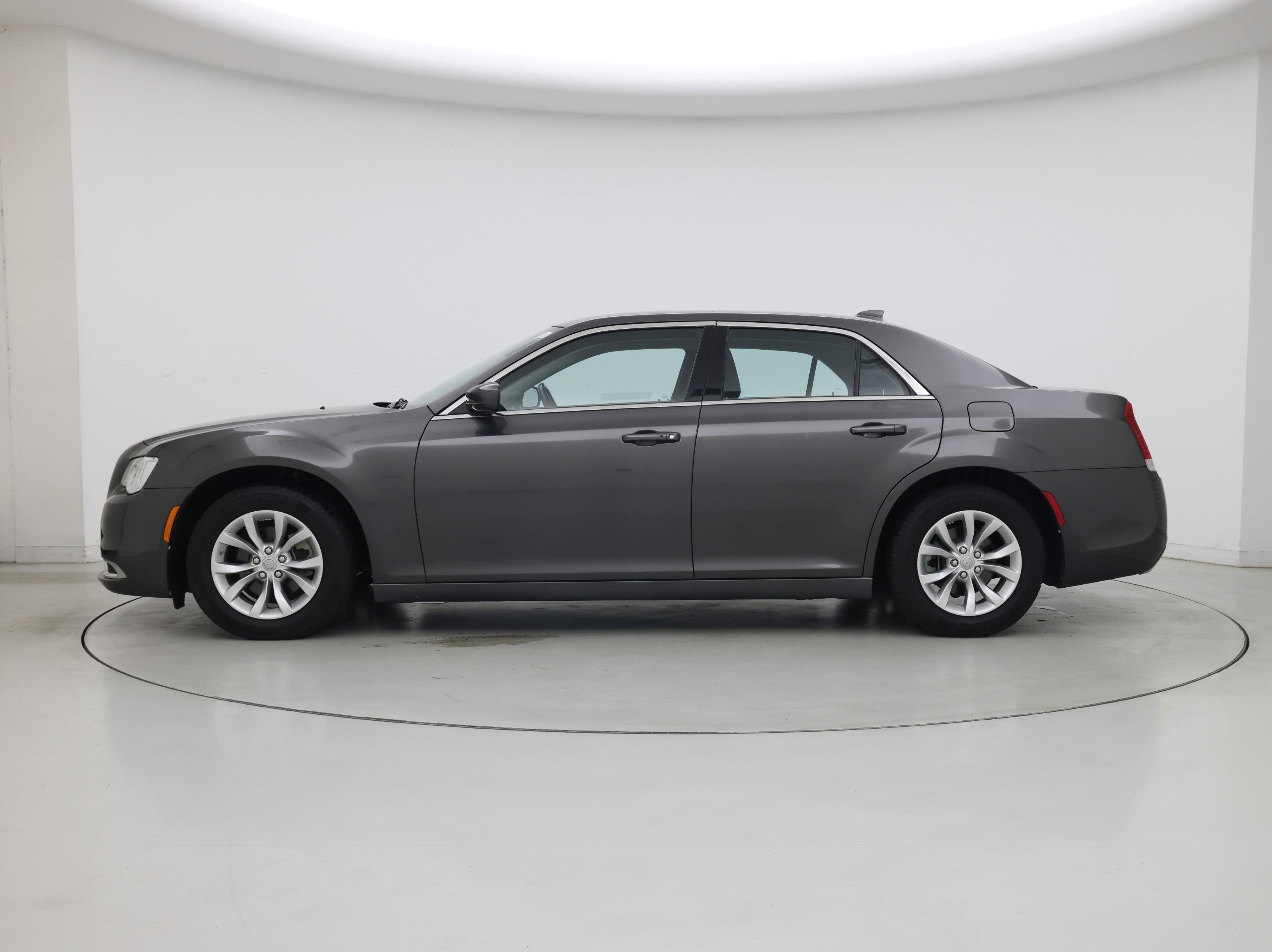 Thumbnail: 2022 Chrysler 300 - 3