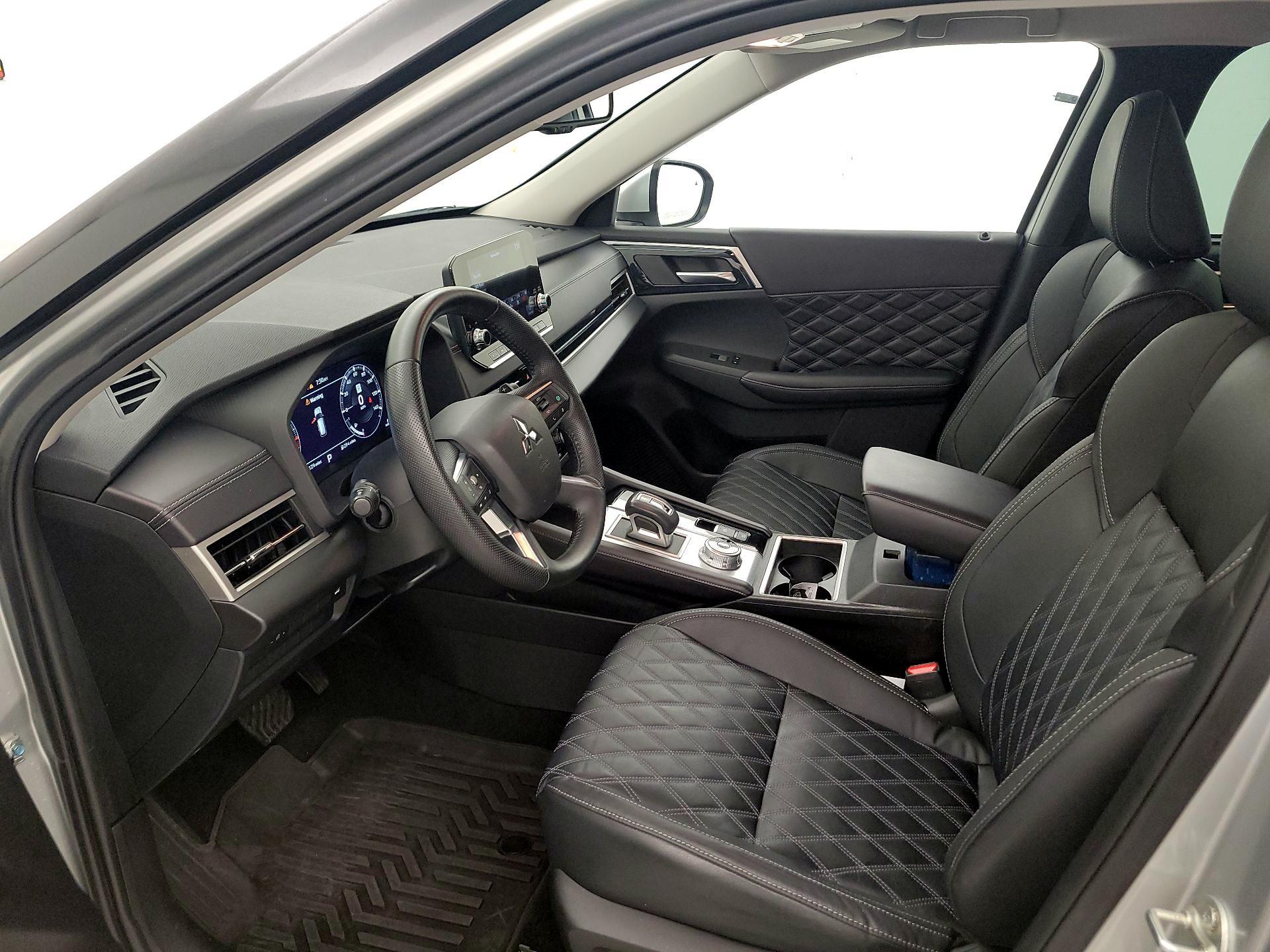 Thumbnail: 2023 Mitsubishi Outlander - 11