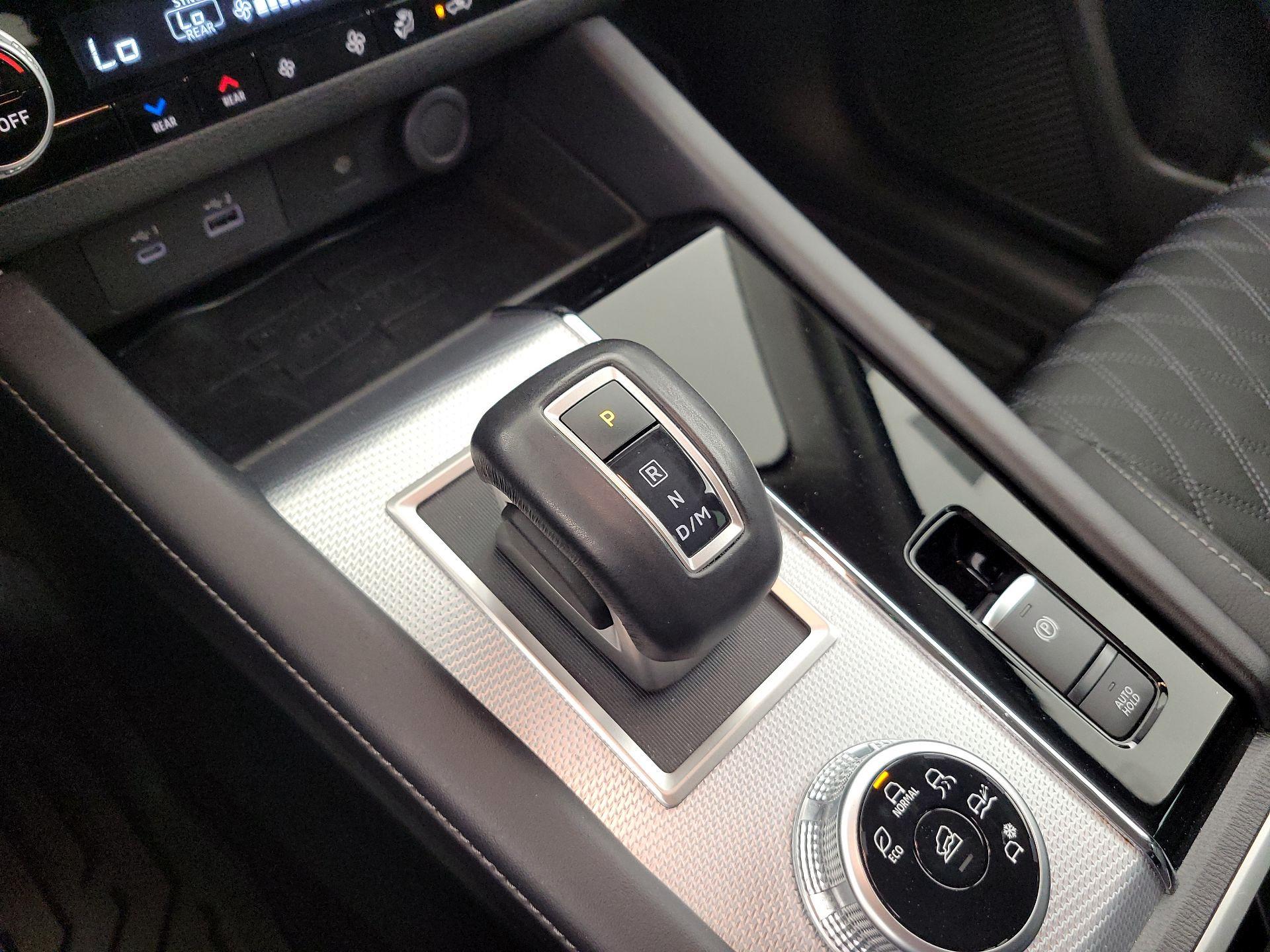 Thumbnail: 2023 Mitsubishi Outlander - 16