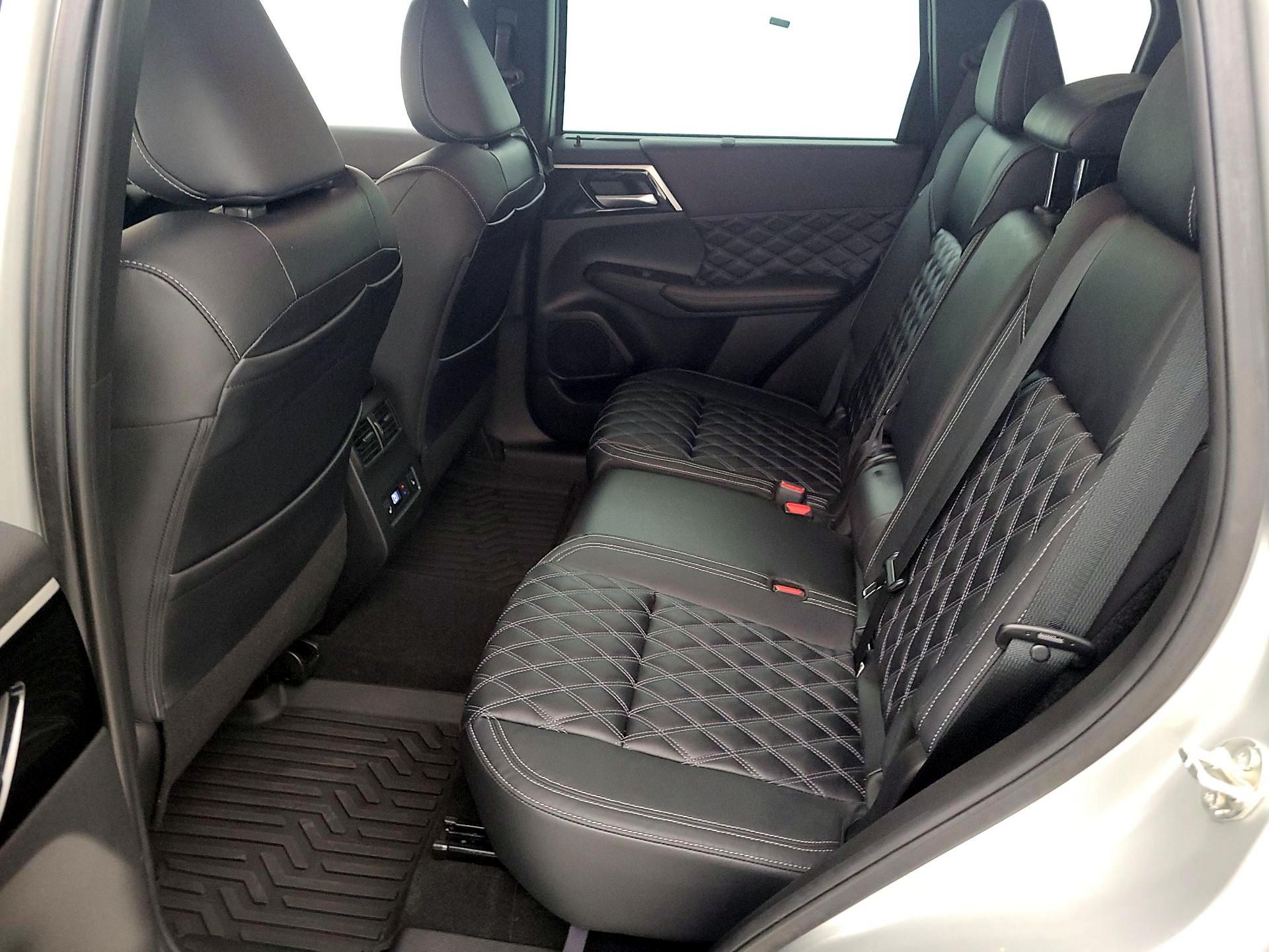 Thumbnail: 2023 Mitsubishi Outlander - 18