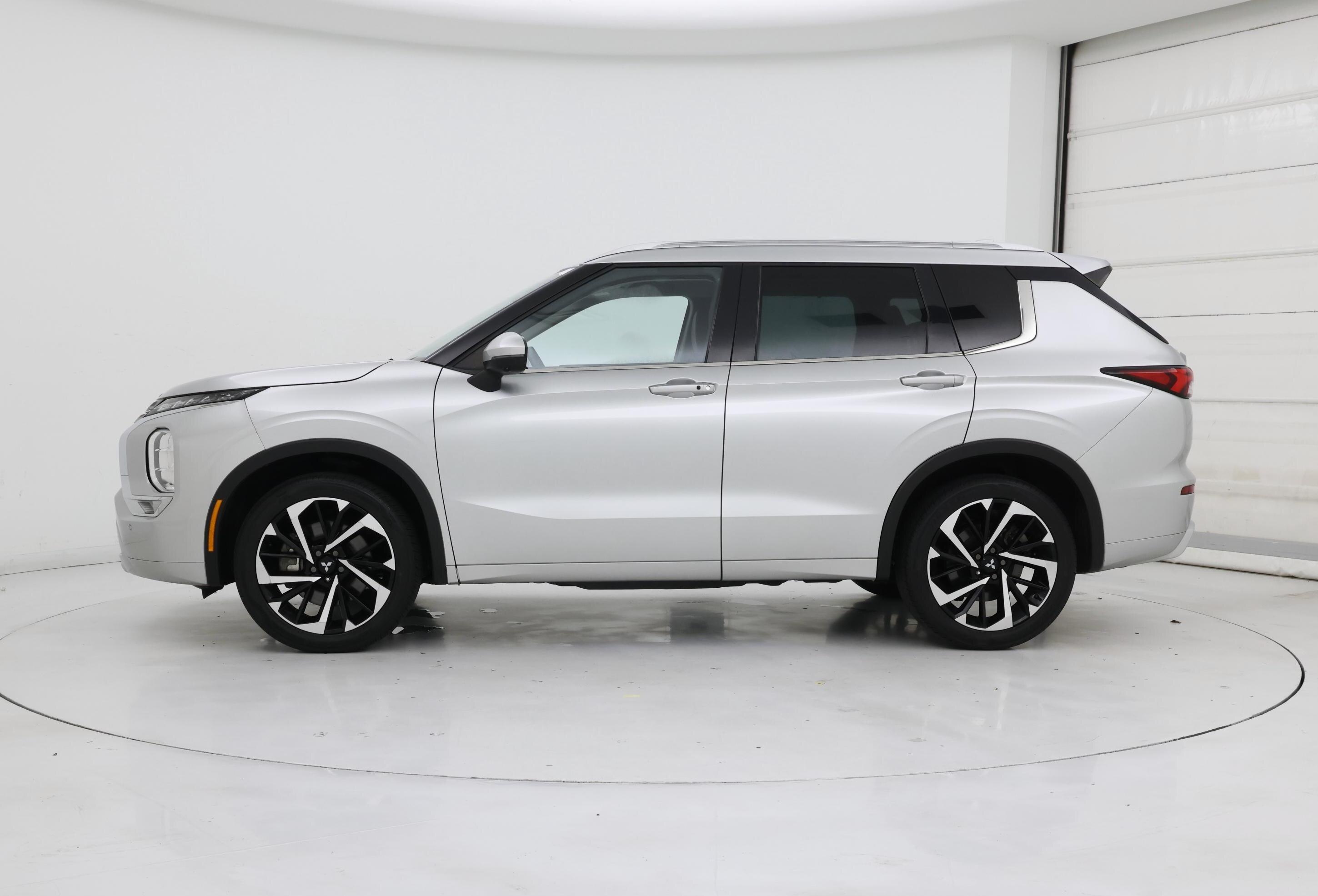 Thumbnail: 2023 Mitsubishi Outlander - 3