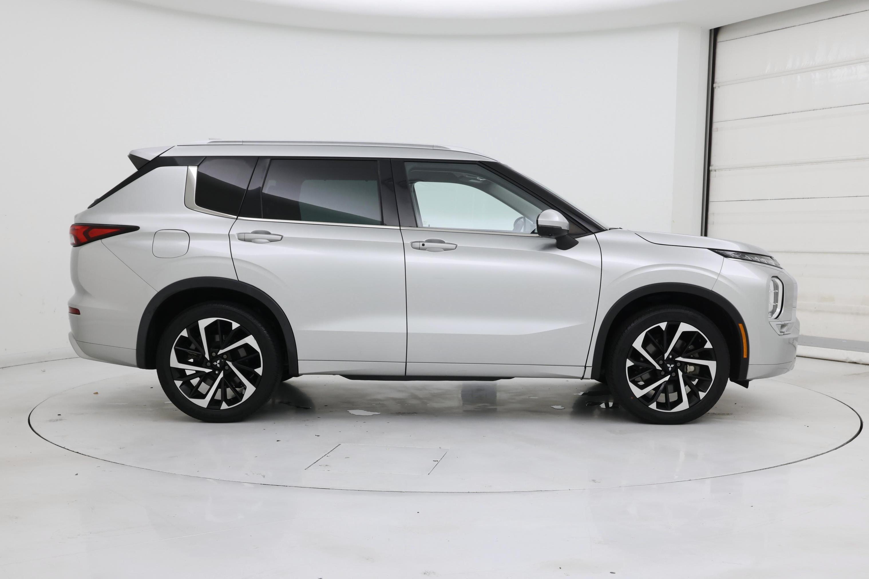 Thumbnail: 2023 Mitsubishi Outlander - 7