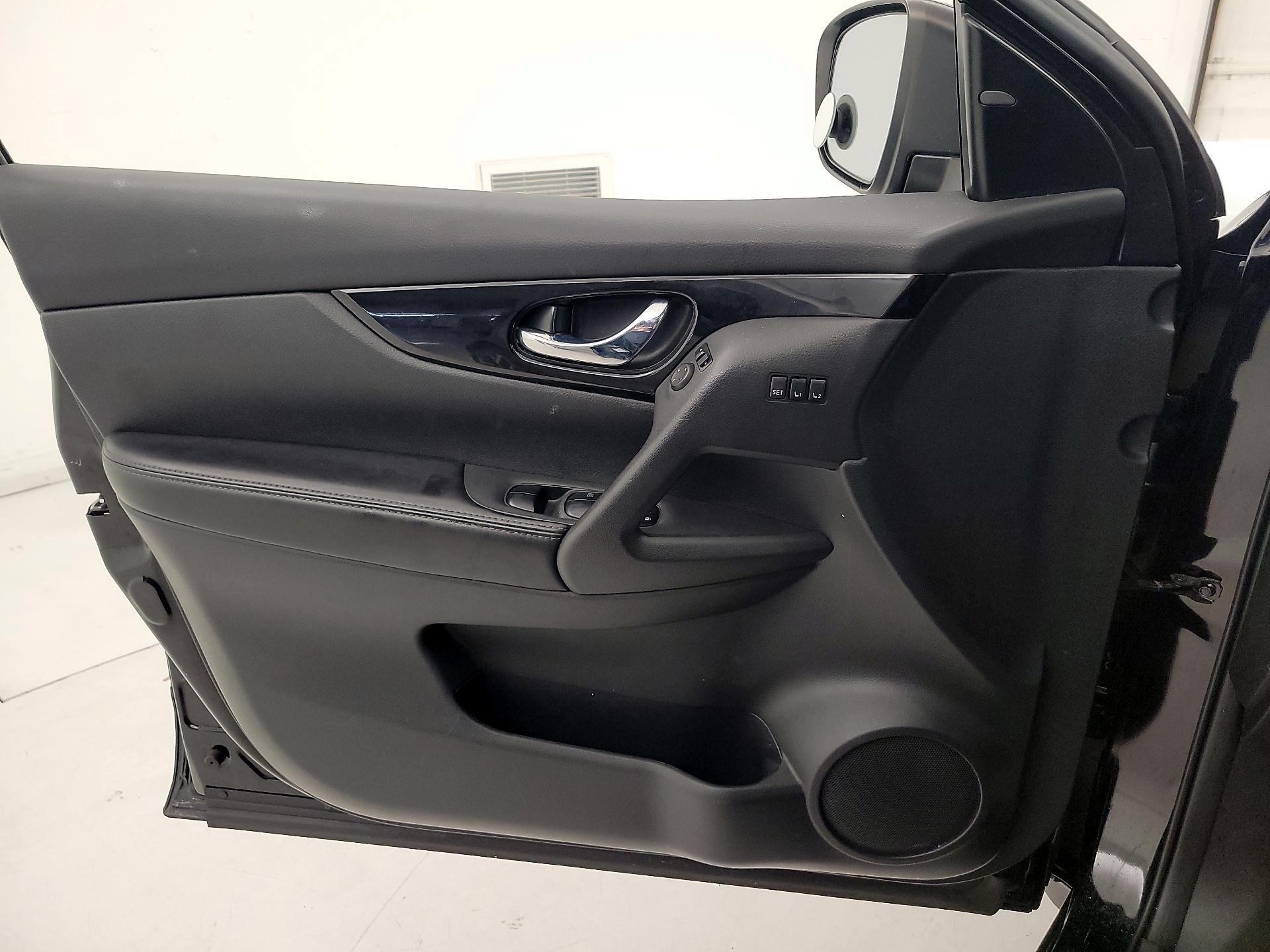 Thumbnail: 2021 Nissan Rogue Sport - 12