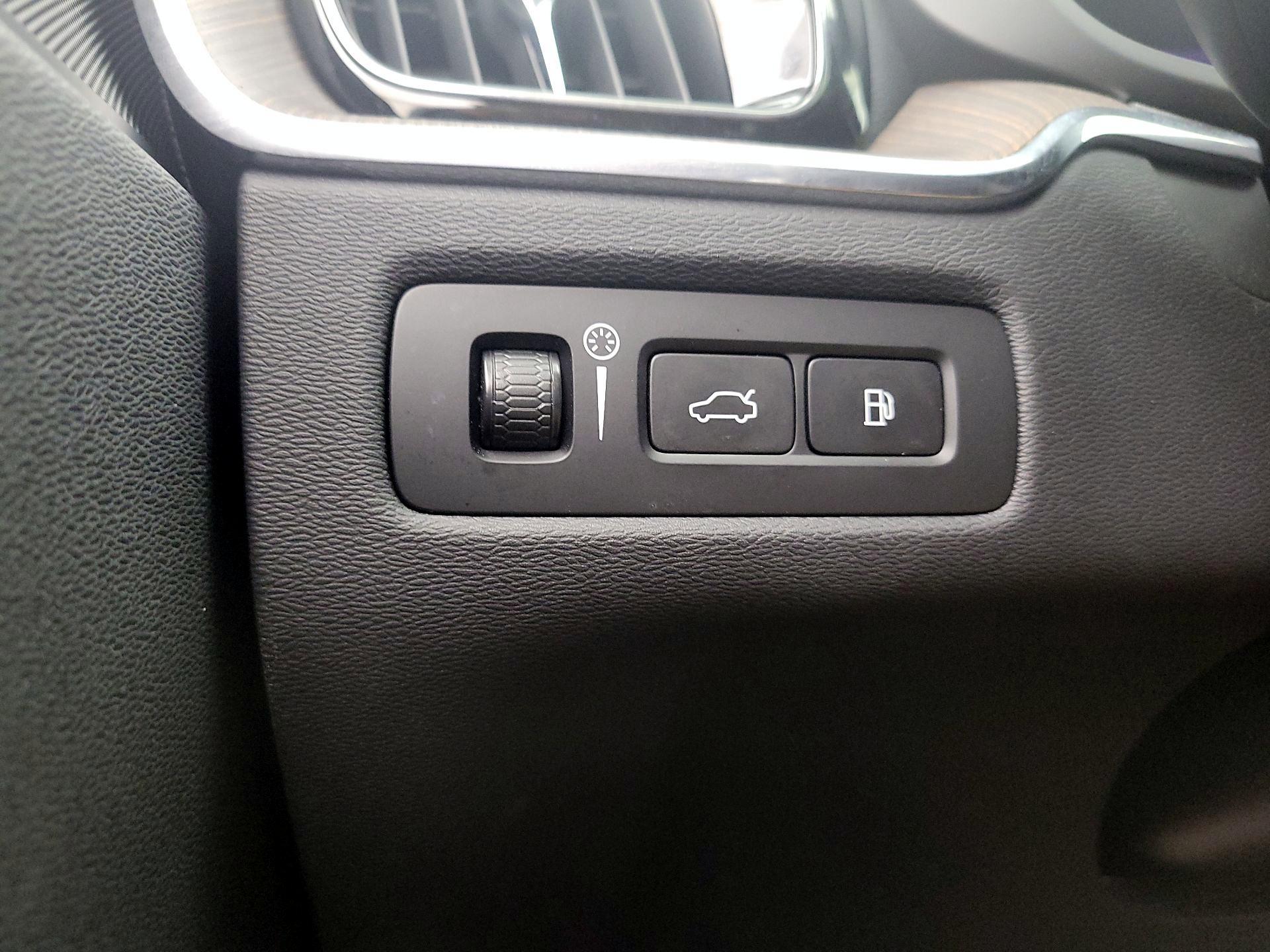 Thumbnail: 2022 Volvo XC60 - 13