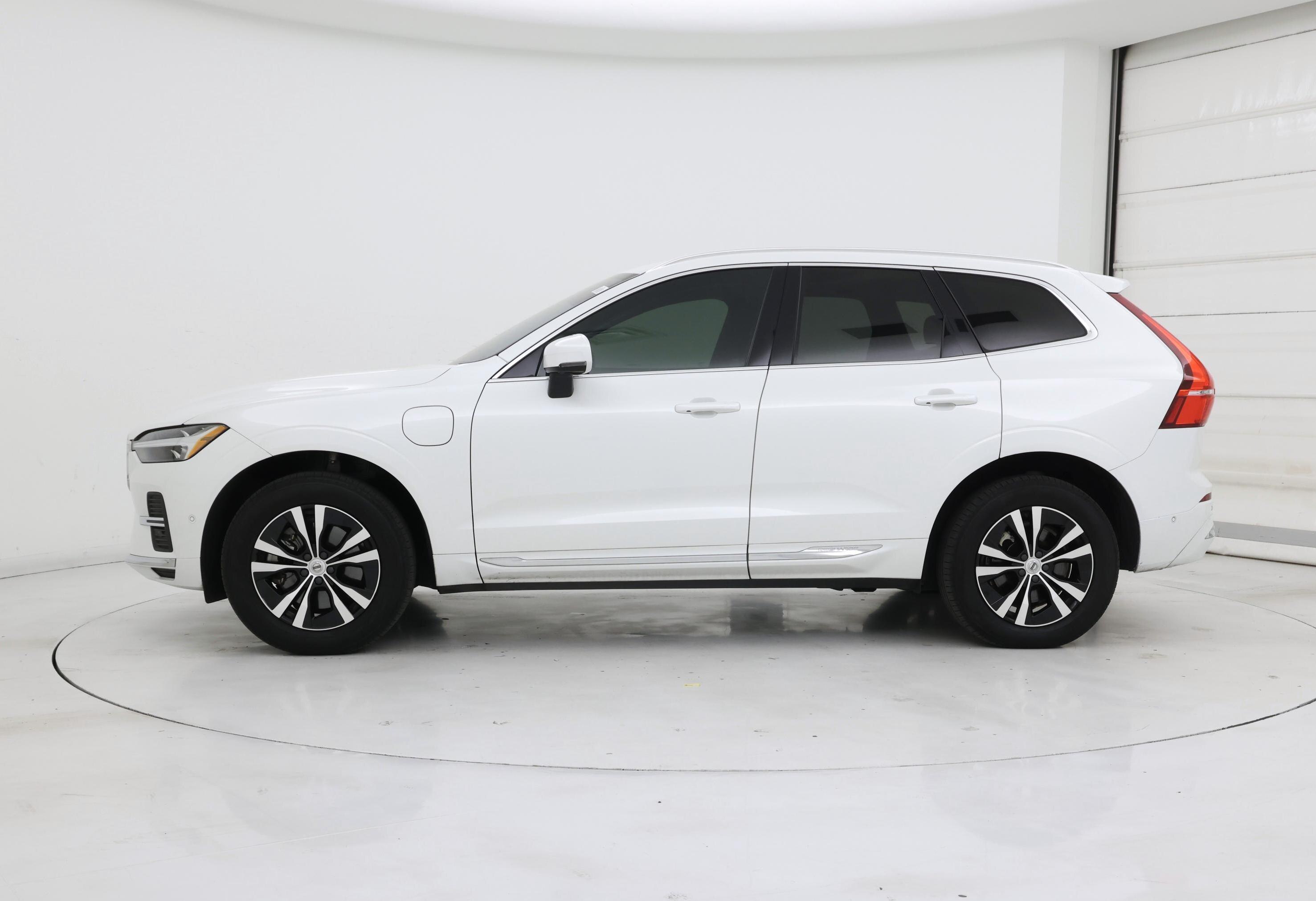 Thumbnail: 2022 Volvo XC60 - 3