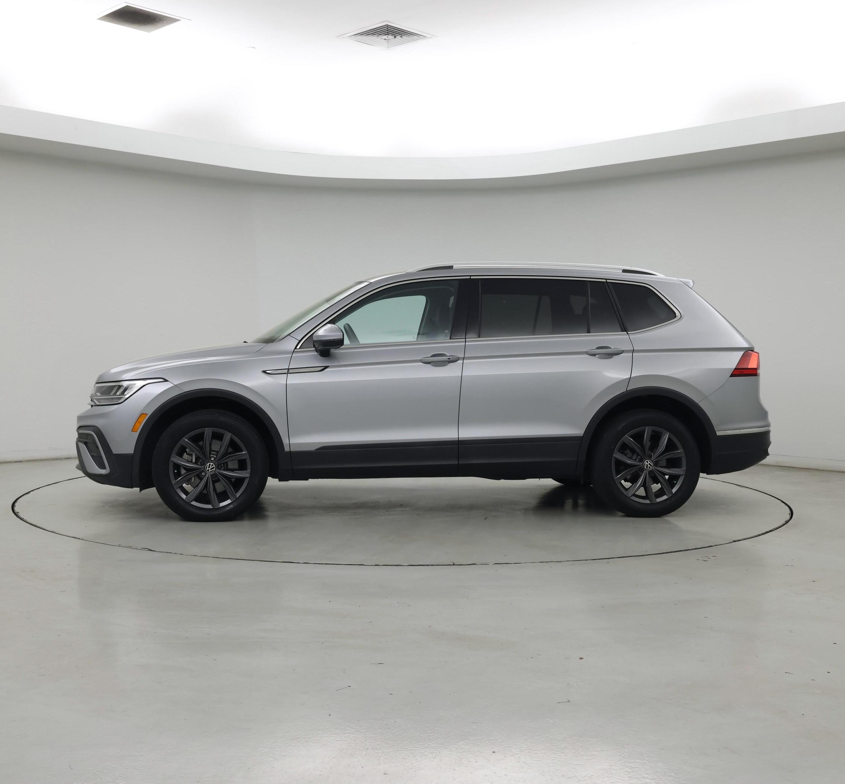 Thumbnail: 2023 Volkswagen Tiguan - 3