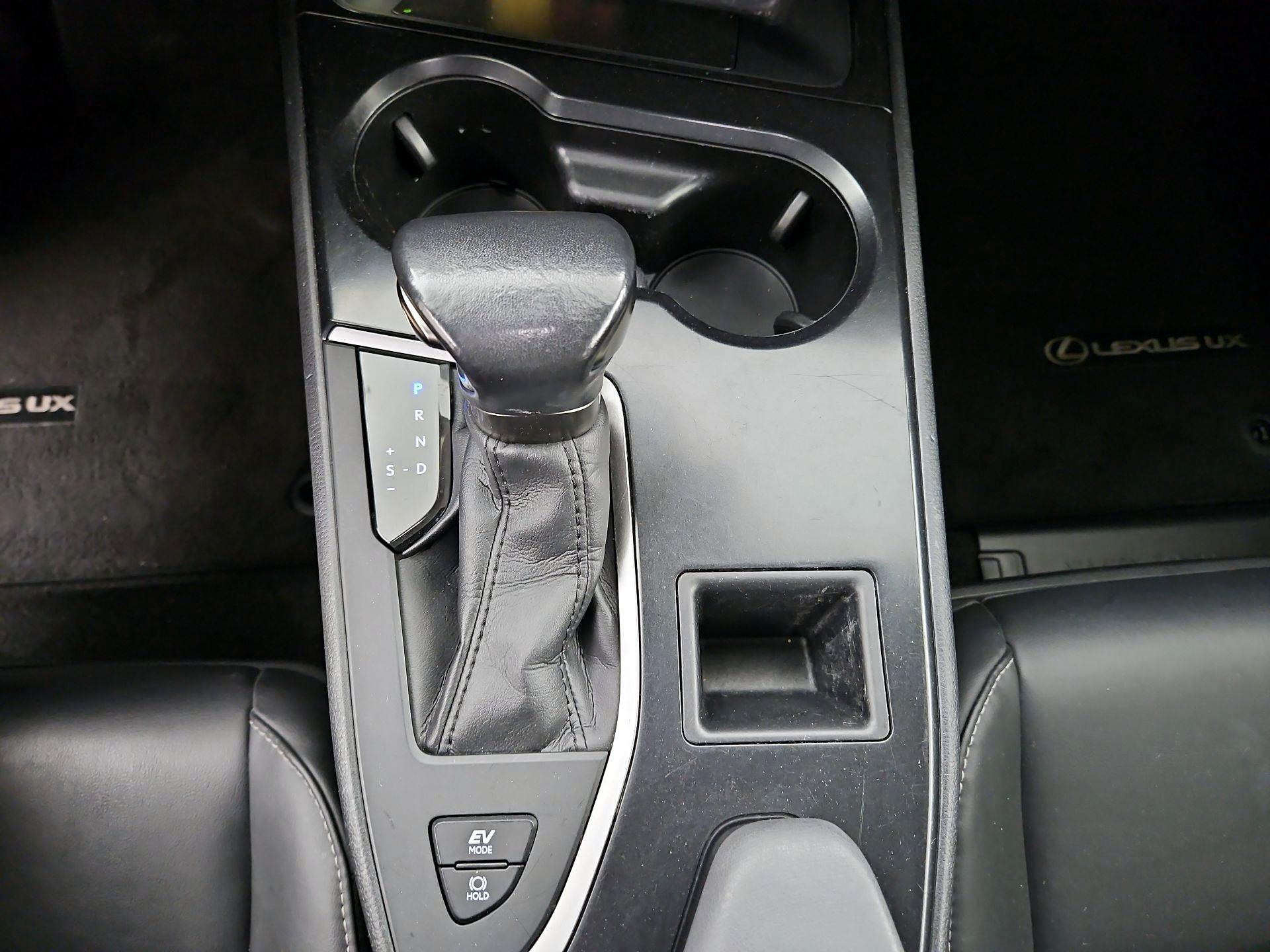 Thumbnail: 2023 Lexus UX - 16