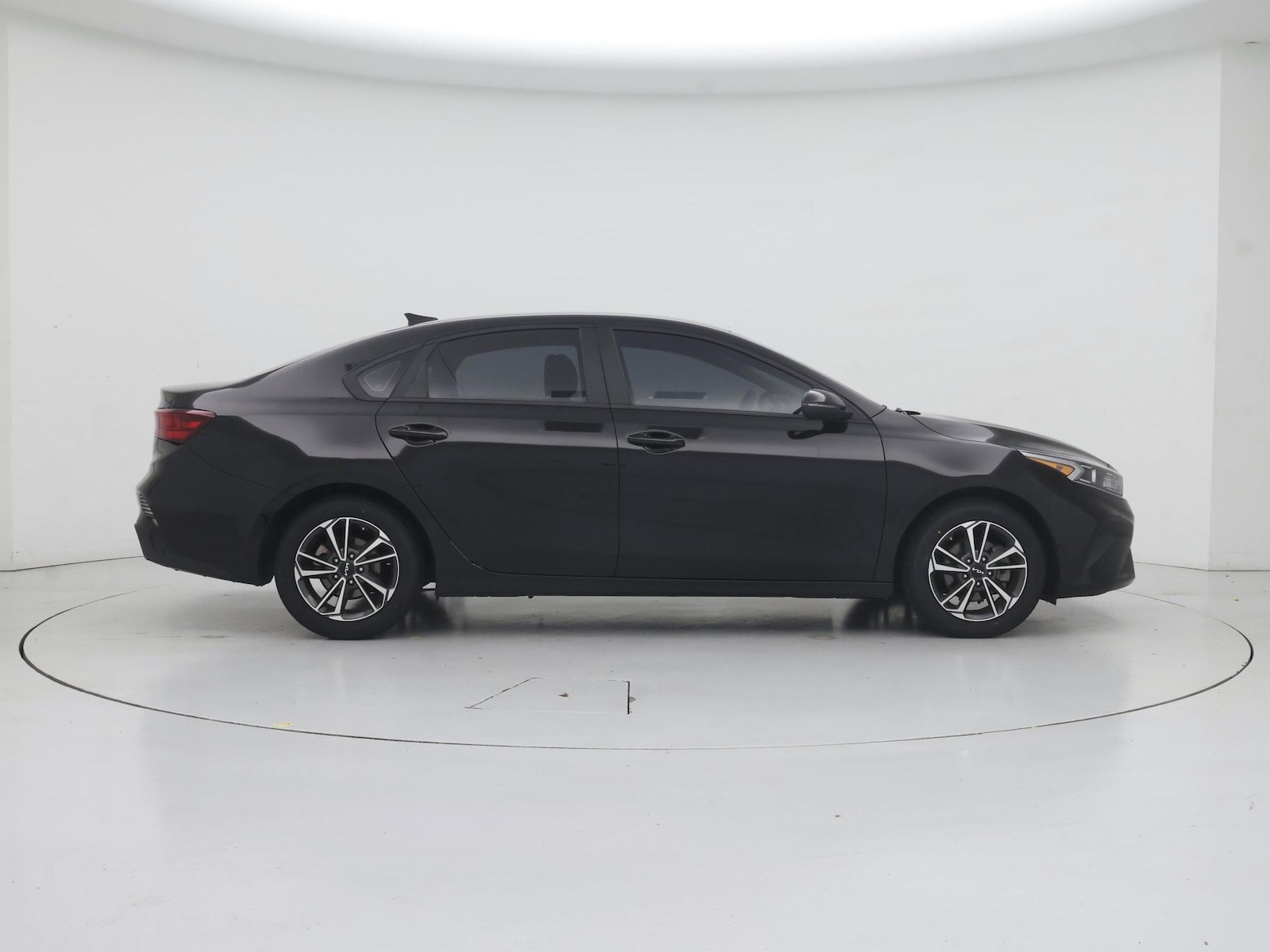 2023 Kia Forte LXS - Photo 8