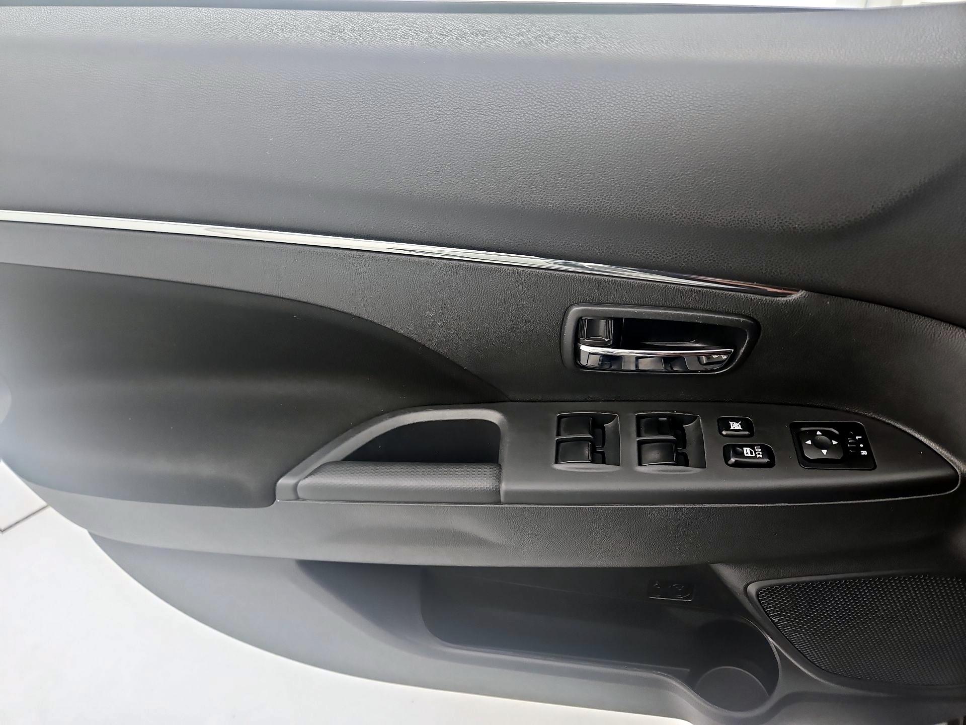 Thumbnail: 2023 Mitsubishi Outlander Sport - 12