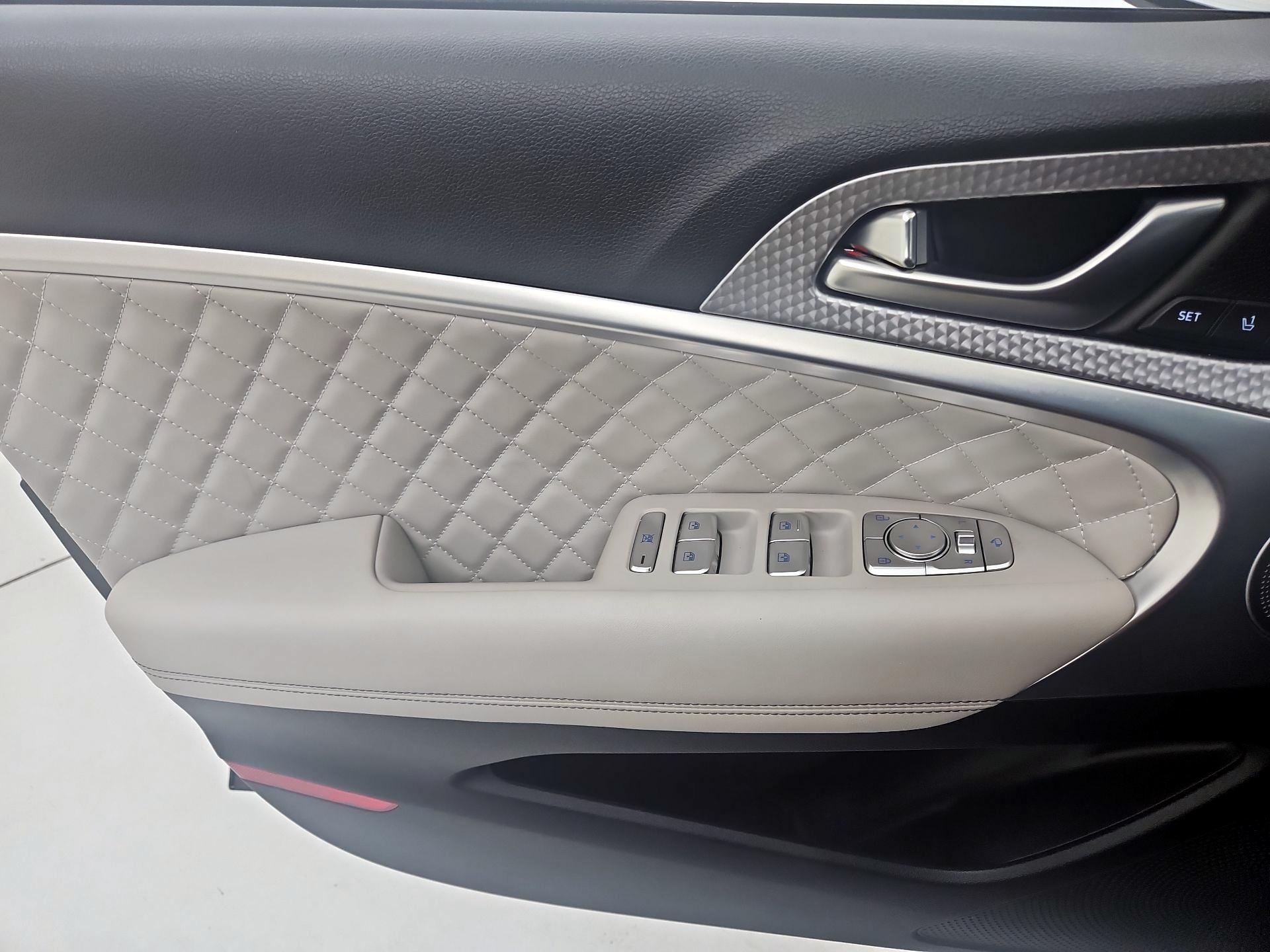 Thumbnail: 2023 Genesis G70 - 12