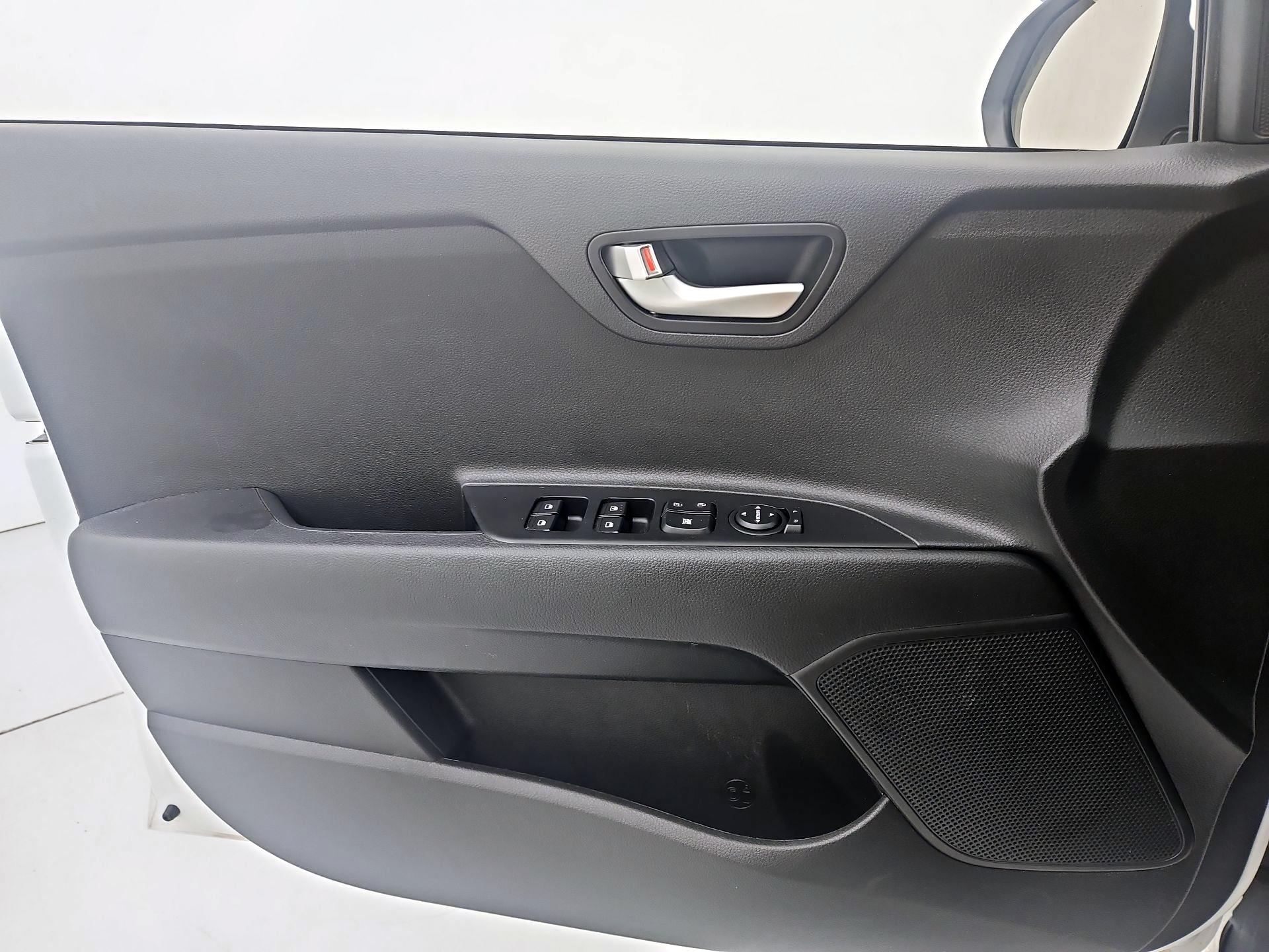 Thumbnail: 2023 Kia Rio - 12