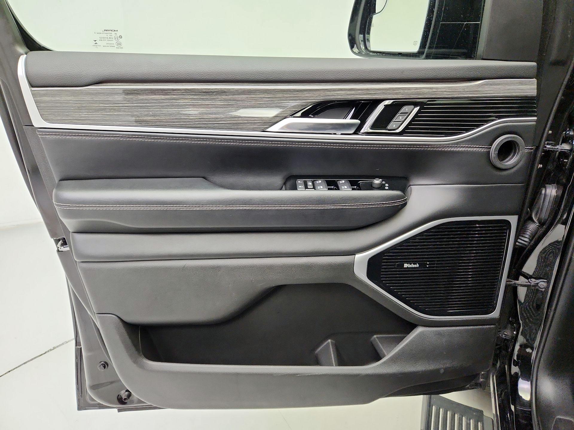 Thumbnail: 2022 Jeep Wagoneer - 12