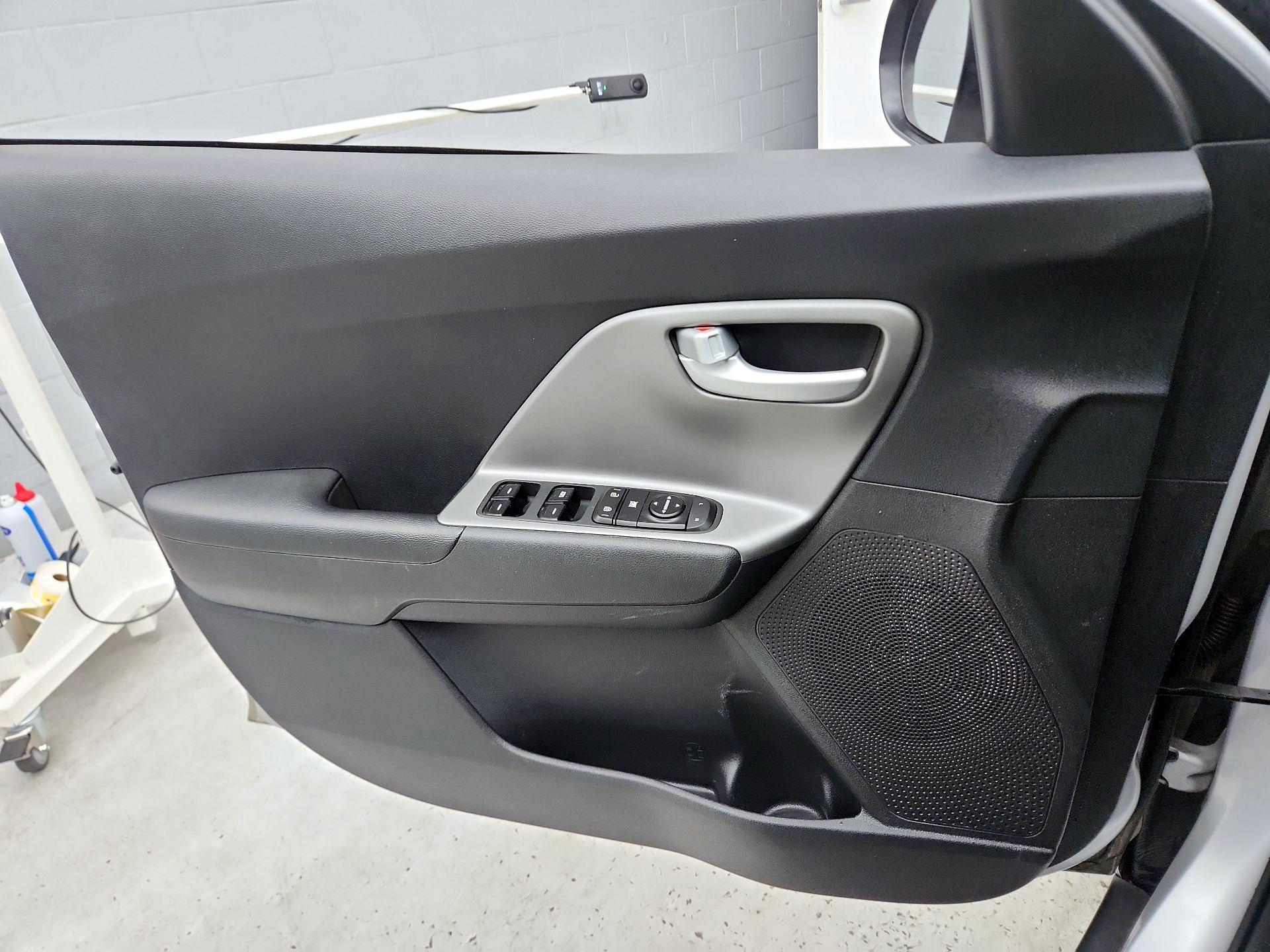 Thumbnail: 2020 Kia Niro - 12