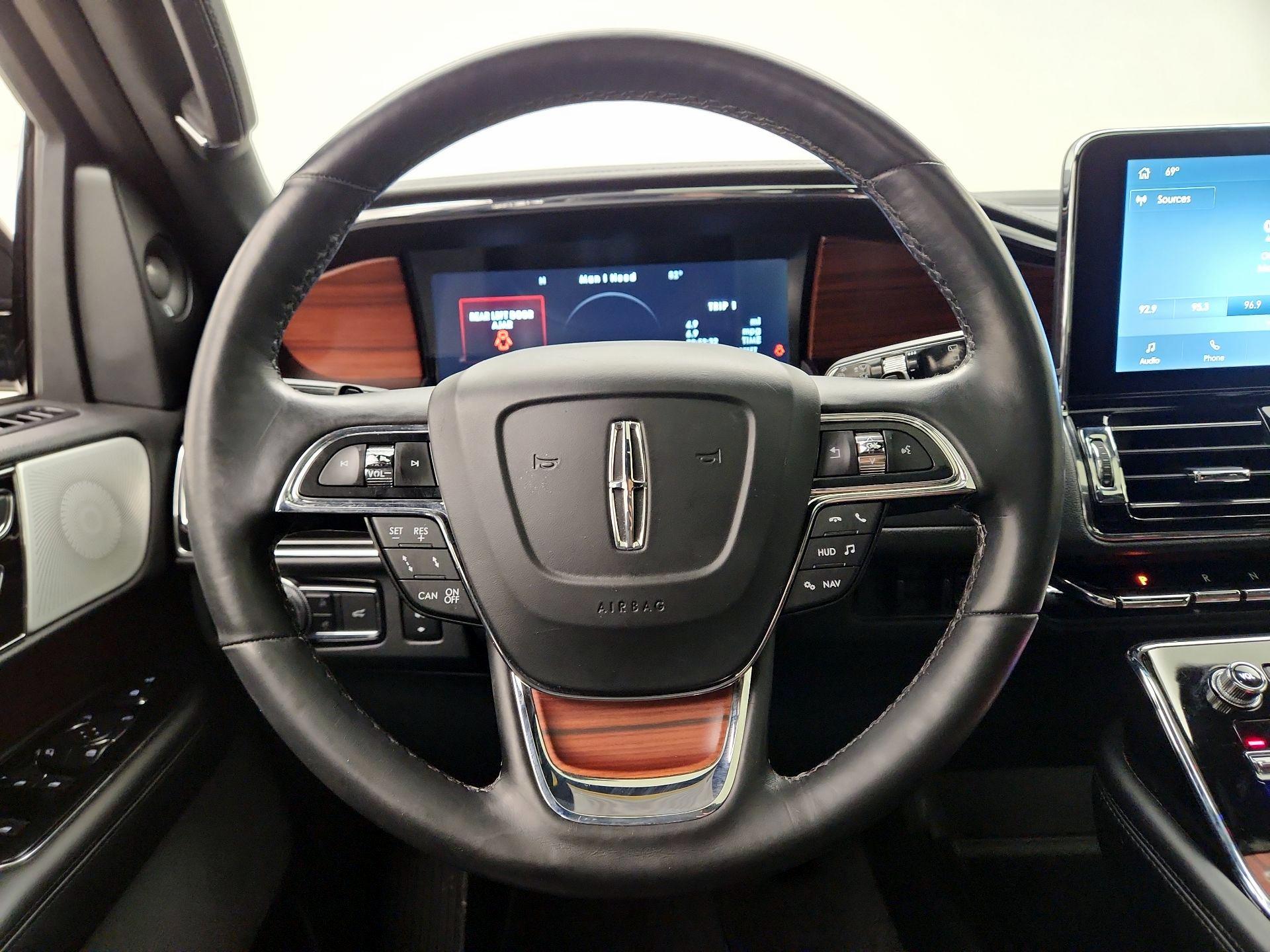 Thumbnail: 2020 Lincoln Navigator L - 10