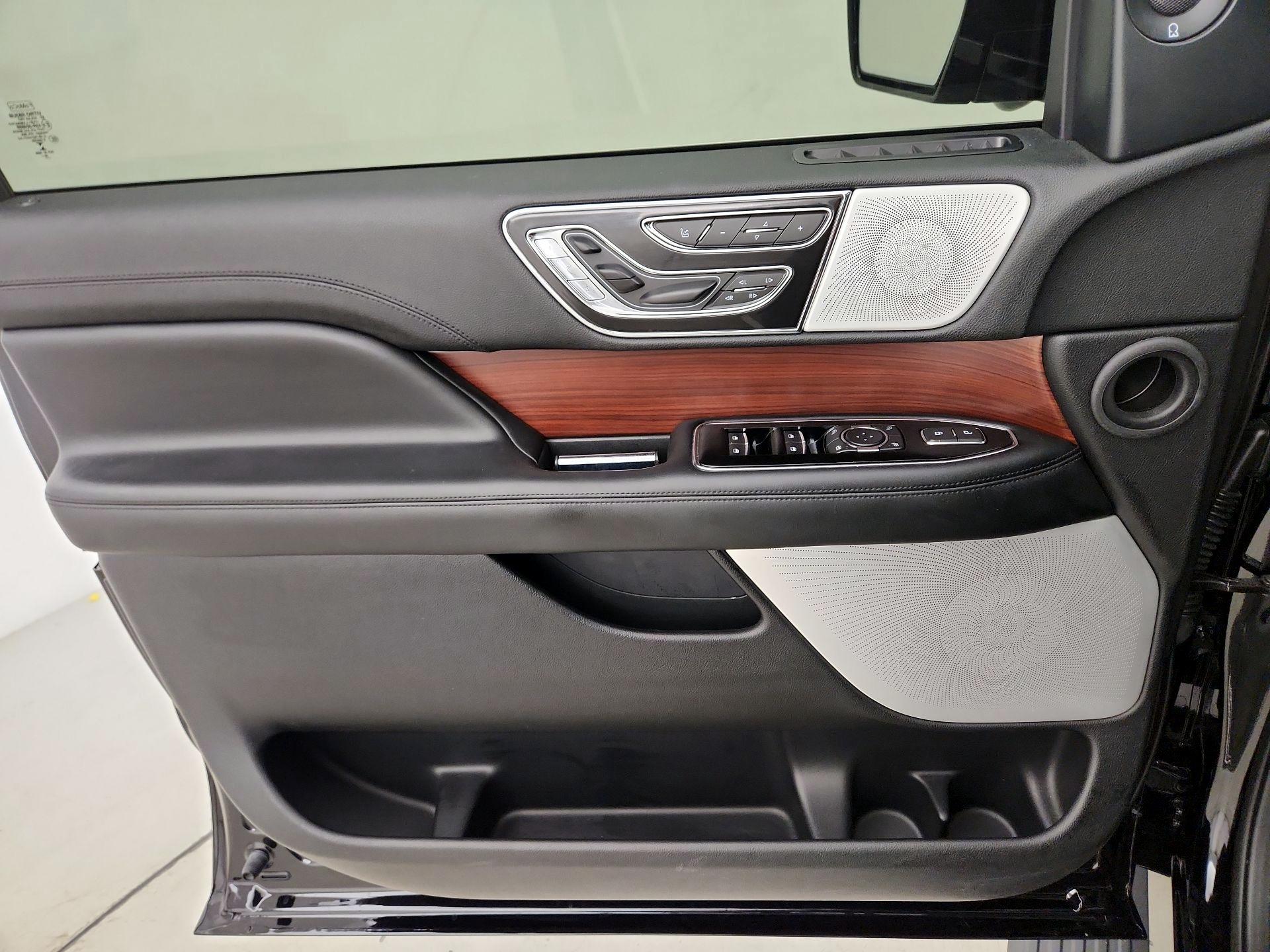 Thumbnail: 2020 Lincoln Navigator L - 12