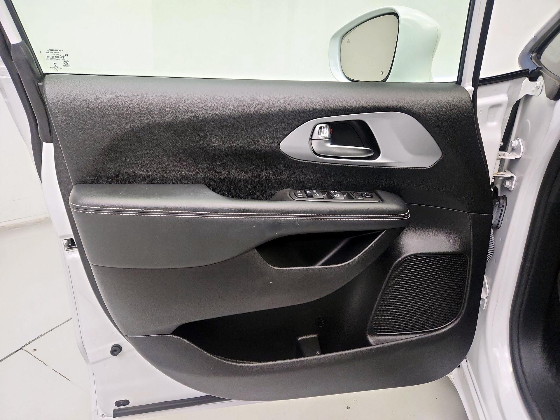 Thumbnail: 2021 Chrysler Pacifica - 12