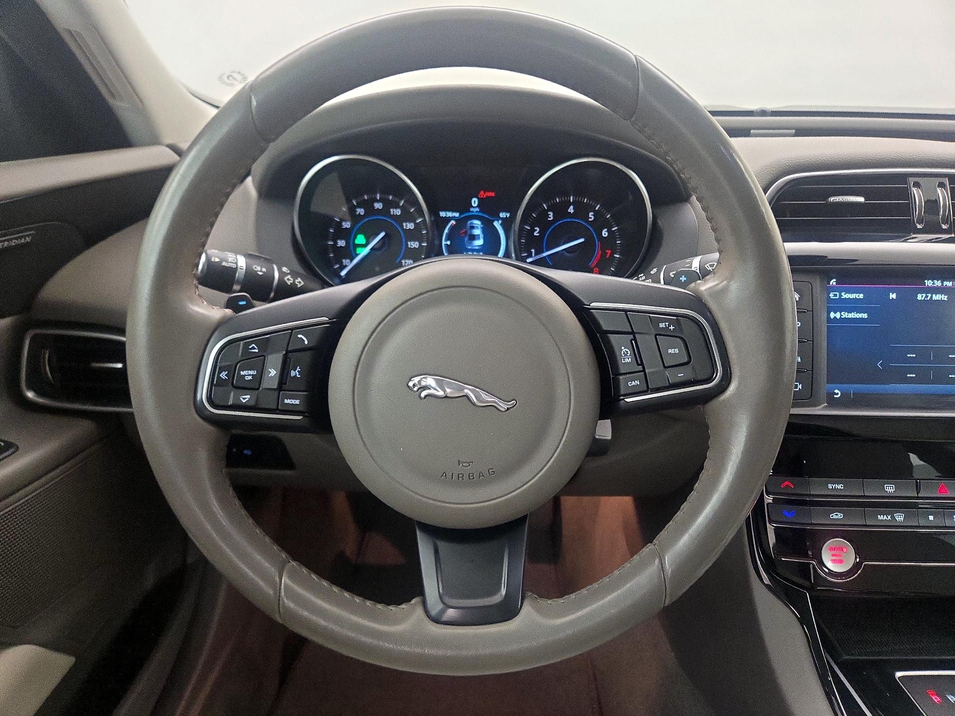 Thumbnail: 2017 Jaguar XE - 10