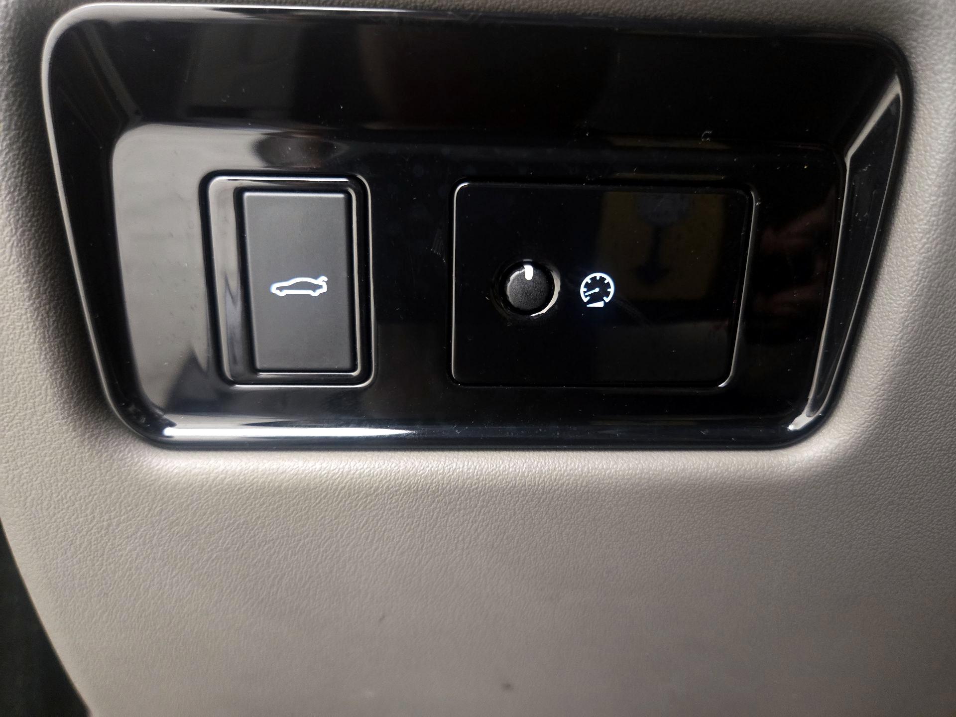 Thumbnail: 2017 Jaguar XE - 13