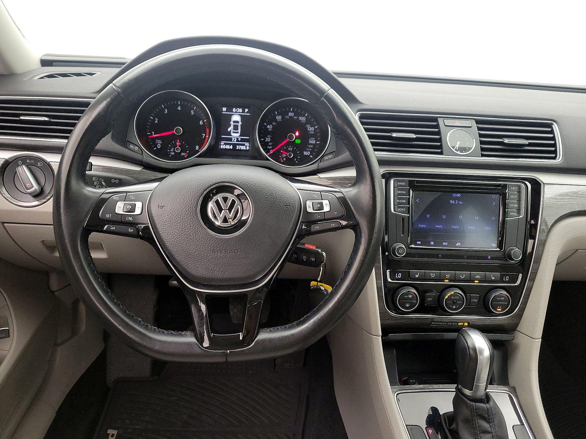 Thumbnail: 2016 Volkswagen Passat - 10