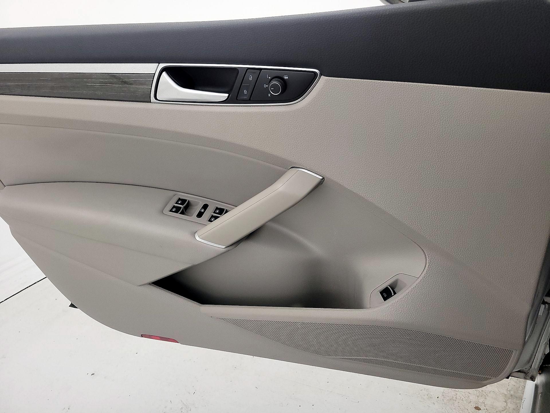 Thumbnail: 2016 Volkswagen Passat - 12