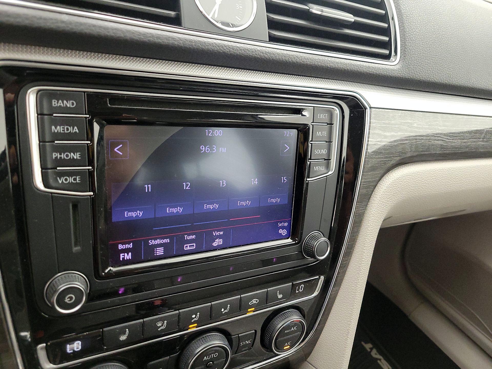 Thumbnail: 2016 Volkswagen Passat - 13