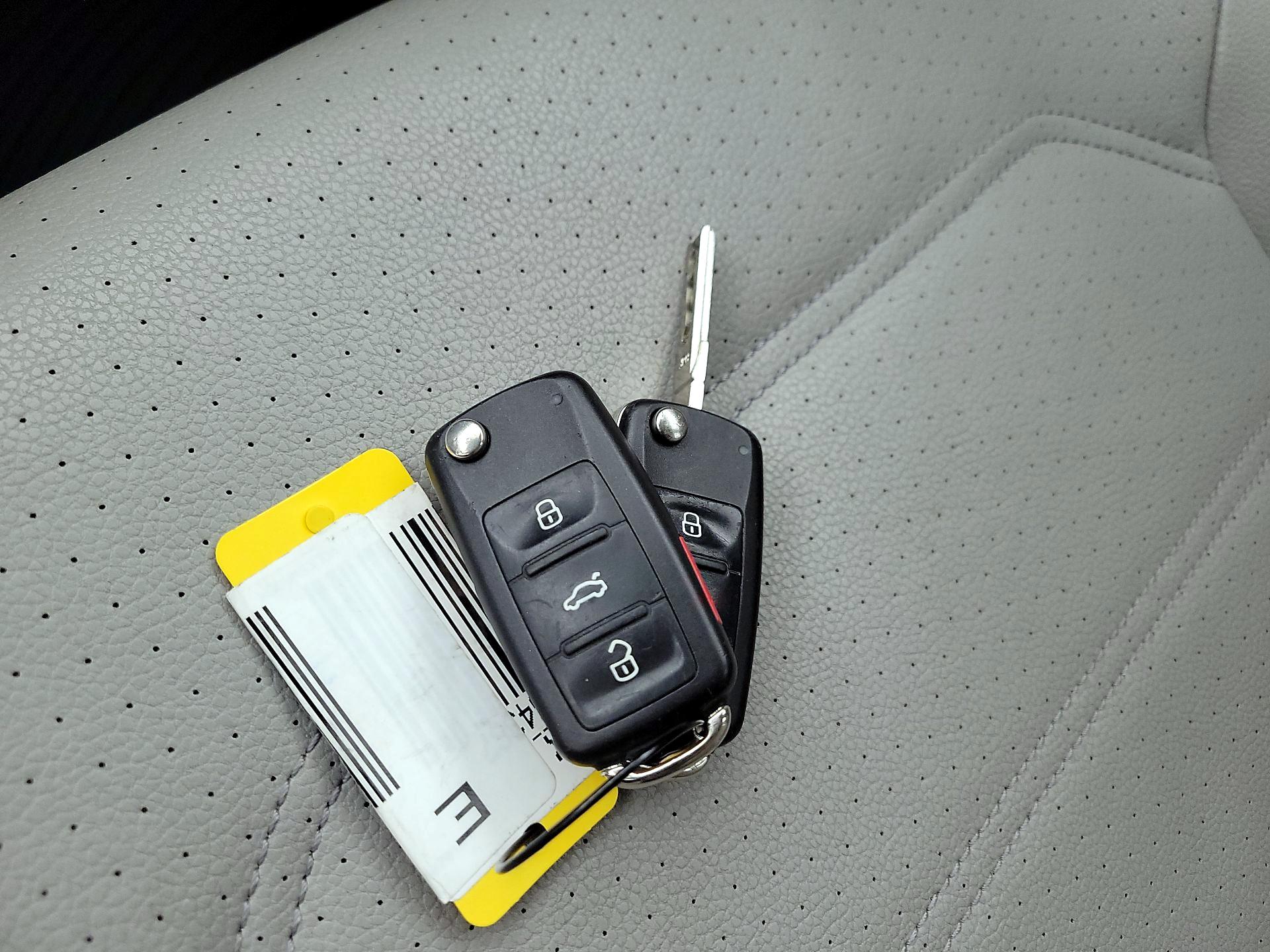 Thumbnail: 2016 Volkswagen Passat - 18