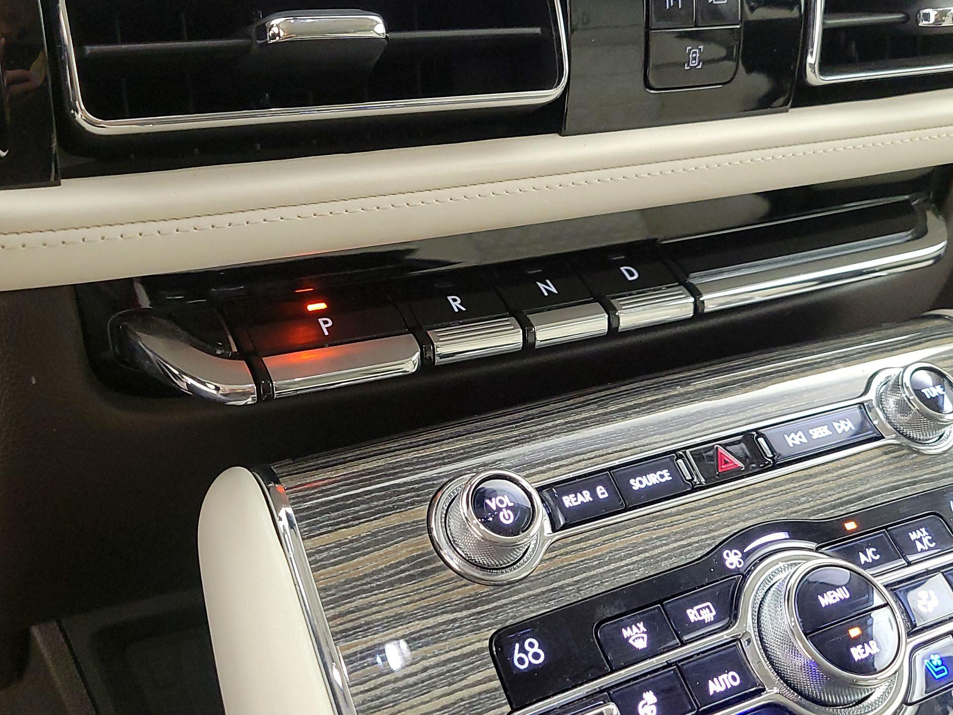 Thumbnail: 2020 Lincoln Aviator - 17