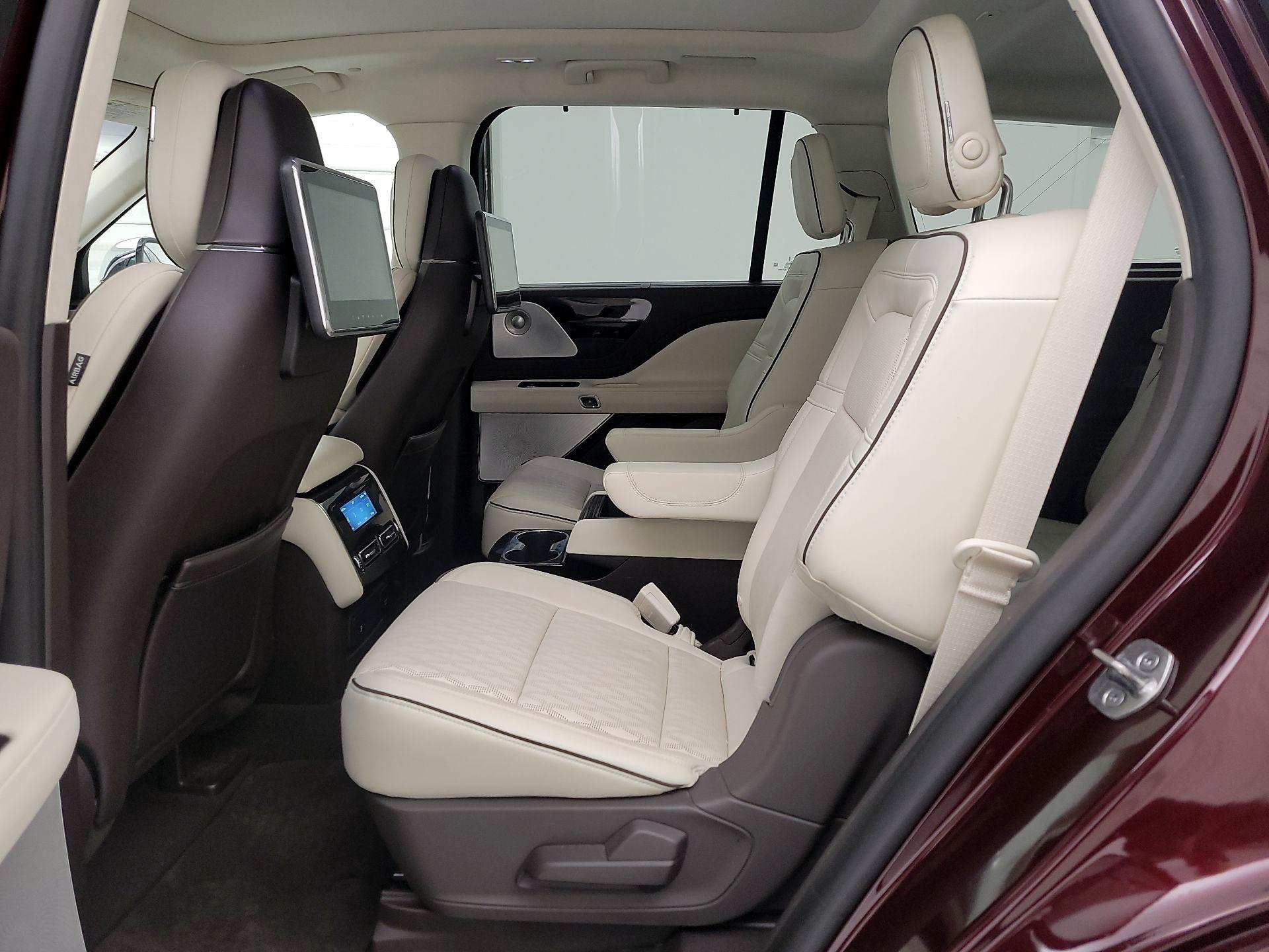 Thumbnail: 2020 Lincoln Aviator - 19