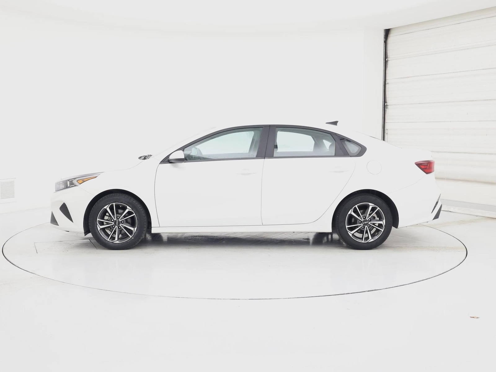 2023 Kia Forte LXS - Photo 4