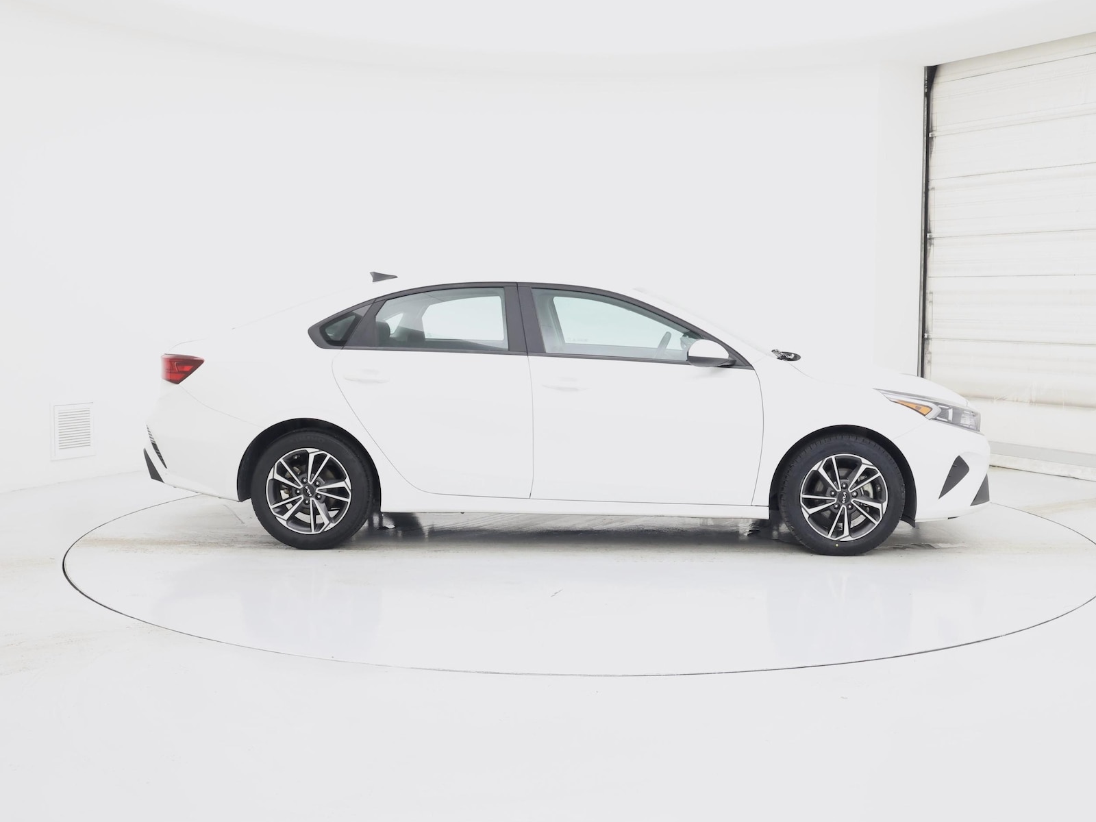 2023 Kia Forte LXS - Photo 8